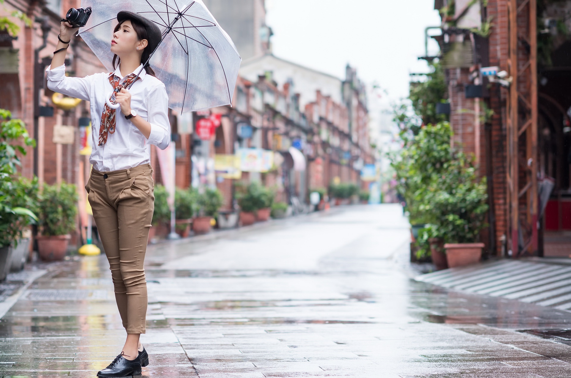Обои стиль, девушка, настроение, взгляд, улица, зонт, азиатка, style, girl, mood, look, street, umbrella, asian разрешение 1920x1274 Загрузить
