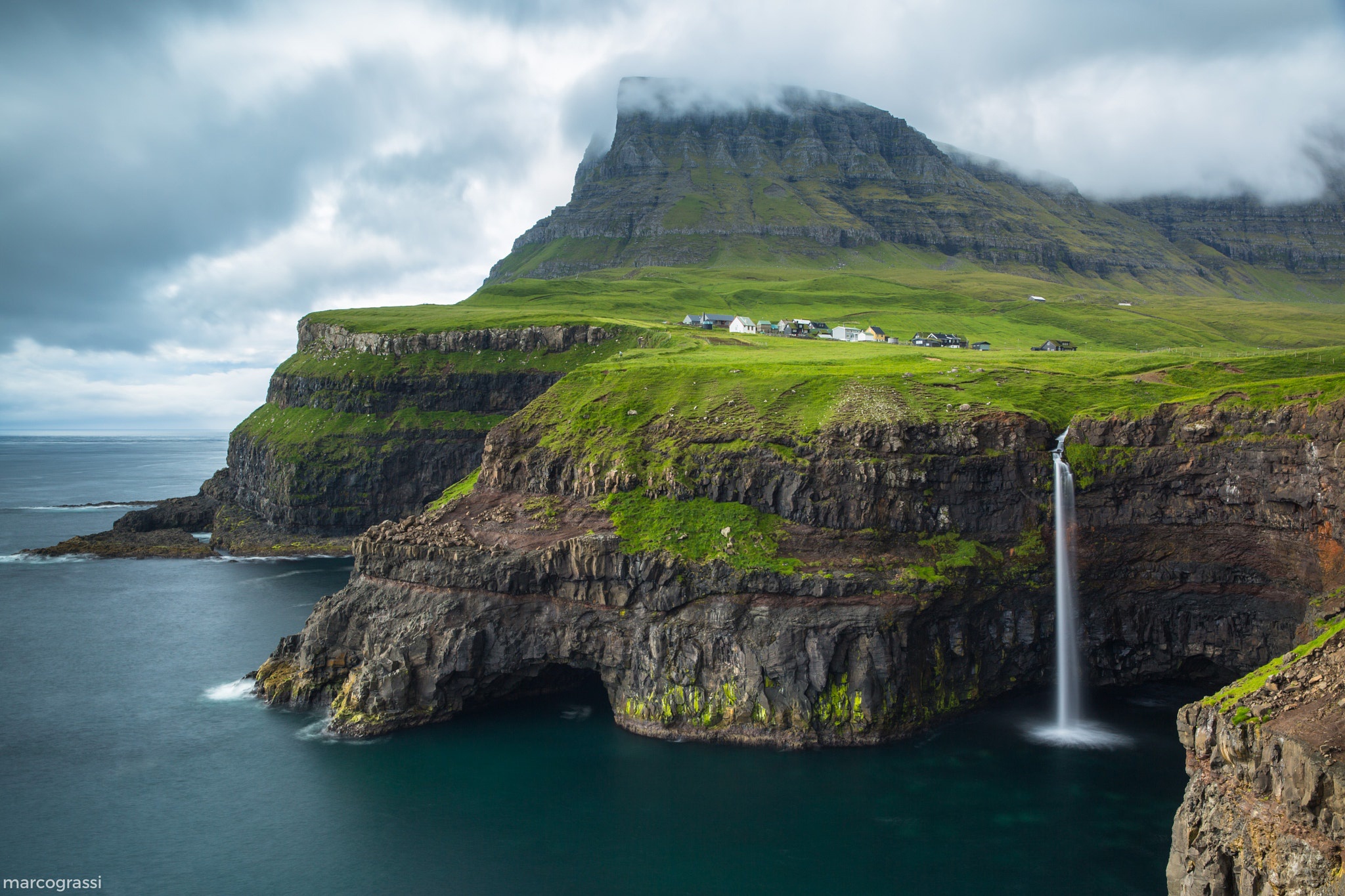 Лучшие фотографии. Фарерские острова горы. Скала трланипа на Фарерских островах. Остров Эдж. Фарерские острова в тумане.