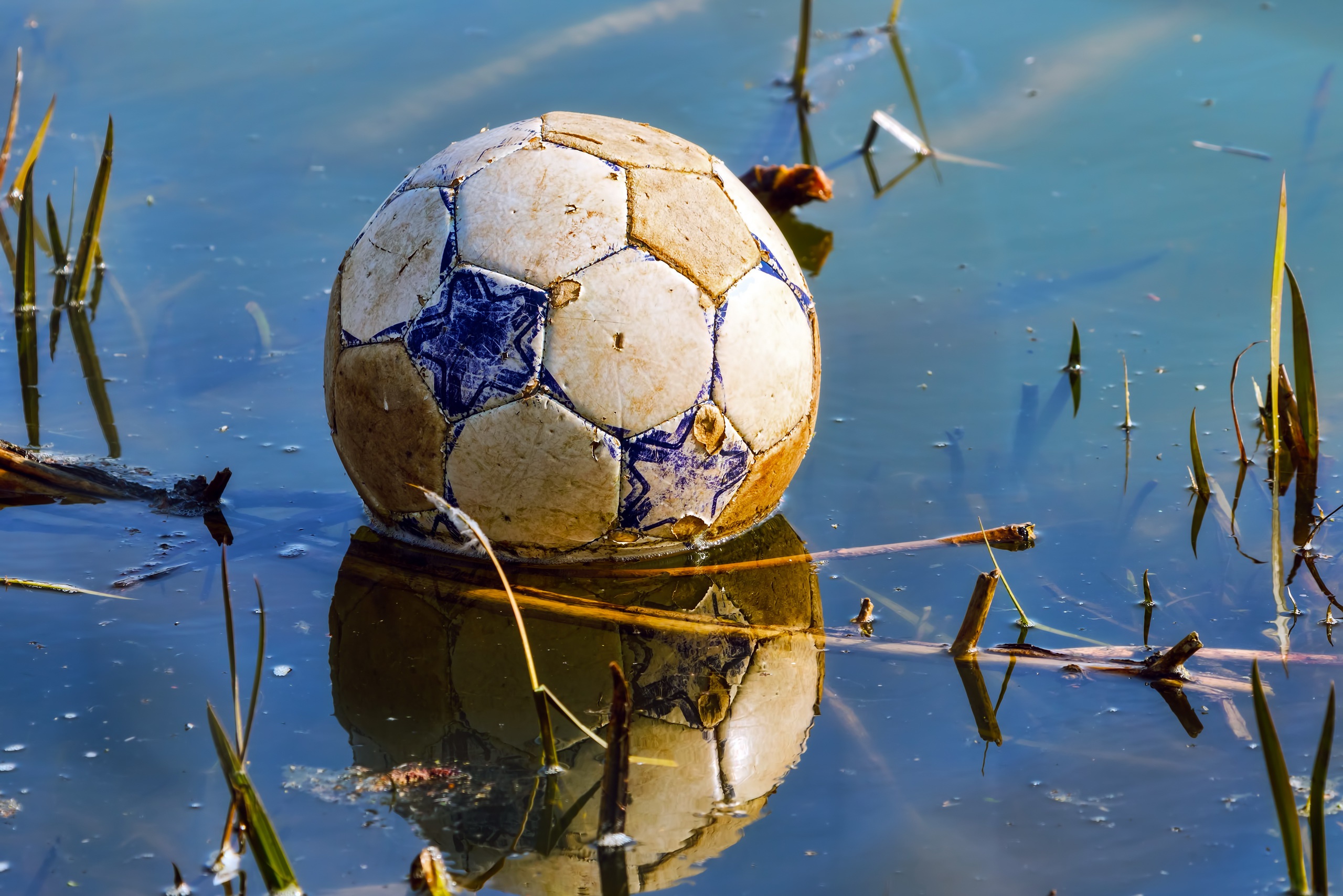 Обои футбол, отражение, мяч, game over, лужа, football, reflection, the ball, puddle разрешение 2560x1708 Загрузить