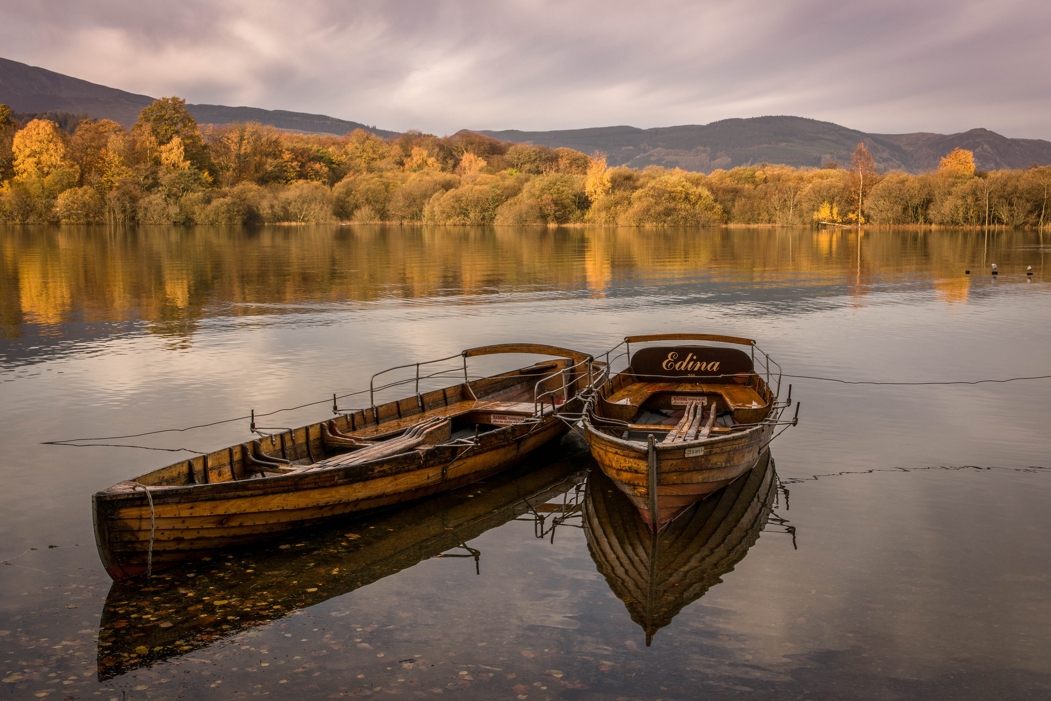 Обои небо, облака, деревья, озеро, осень, лодка, the sky, clouds, trees, lake, autumn, boat разрешение 2048x1365 Загрузить