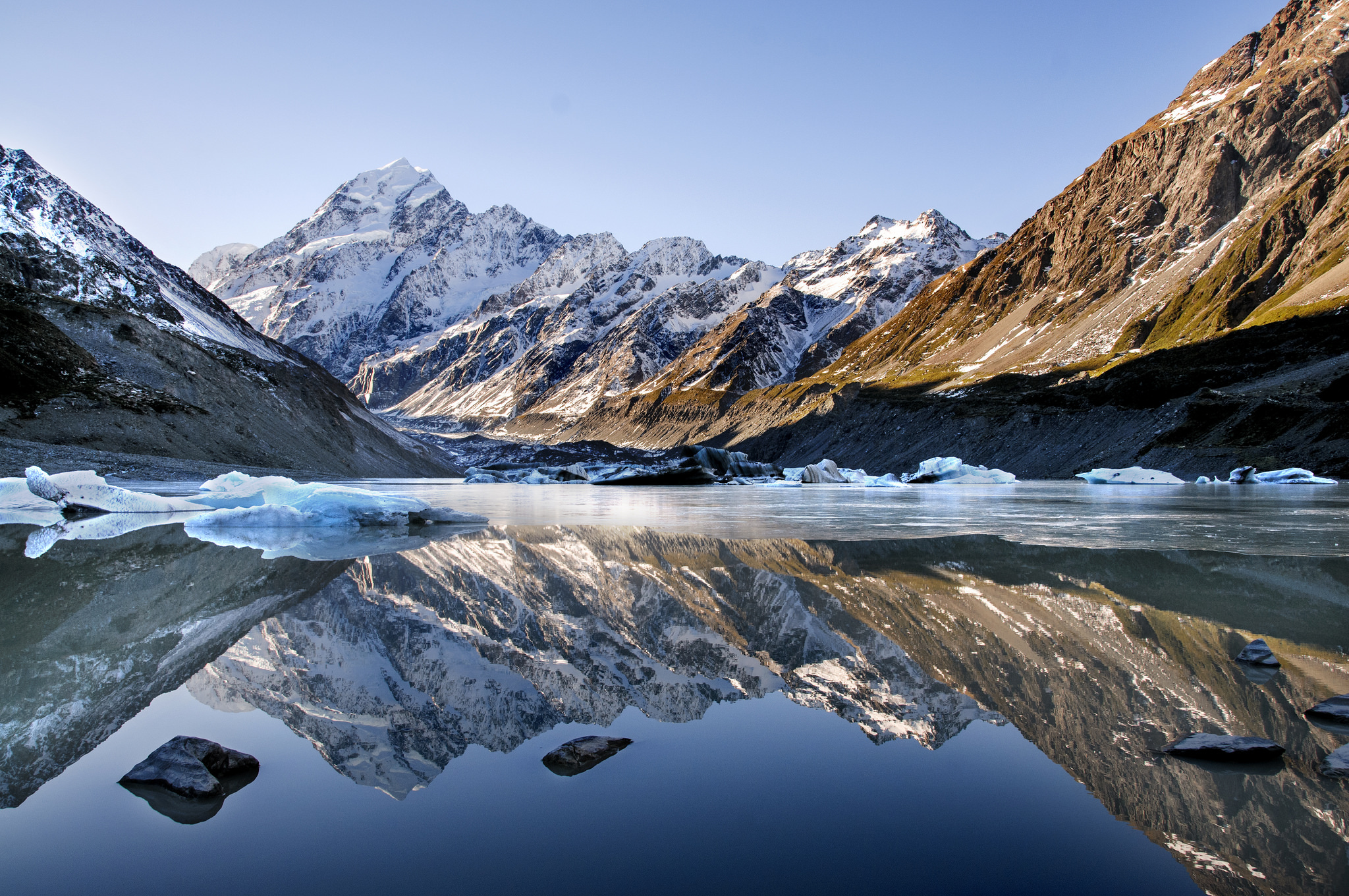 Обои небо, озеро, горы, снег, отражение, льдина, the sky, lake, mountains, snow, reflection, floe разрешение 2048x1360 Загрузить