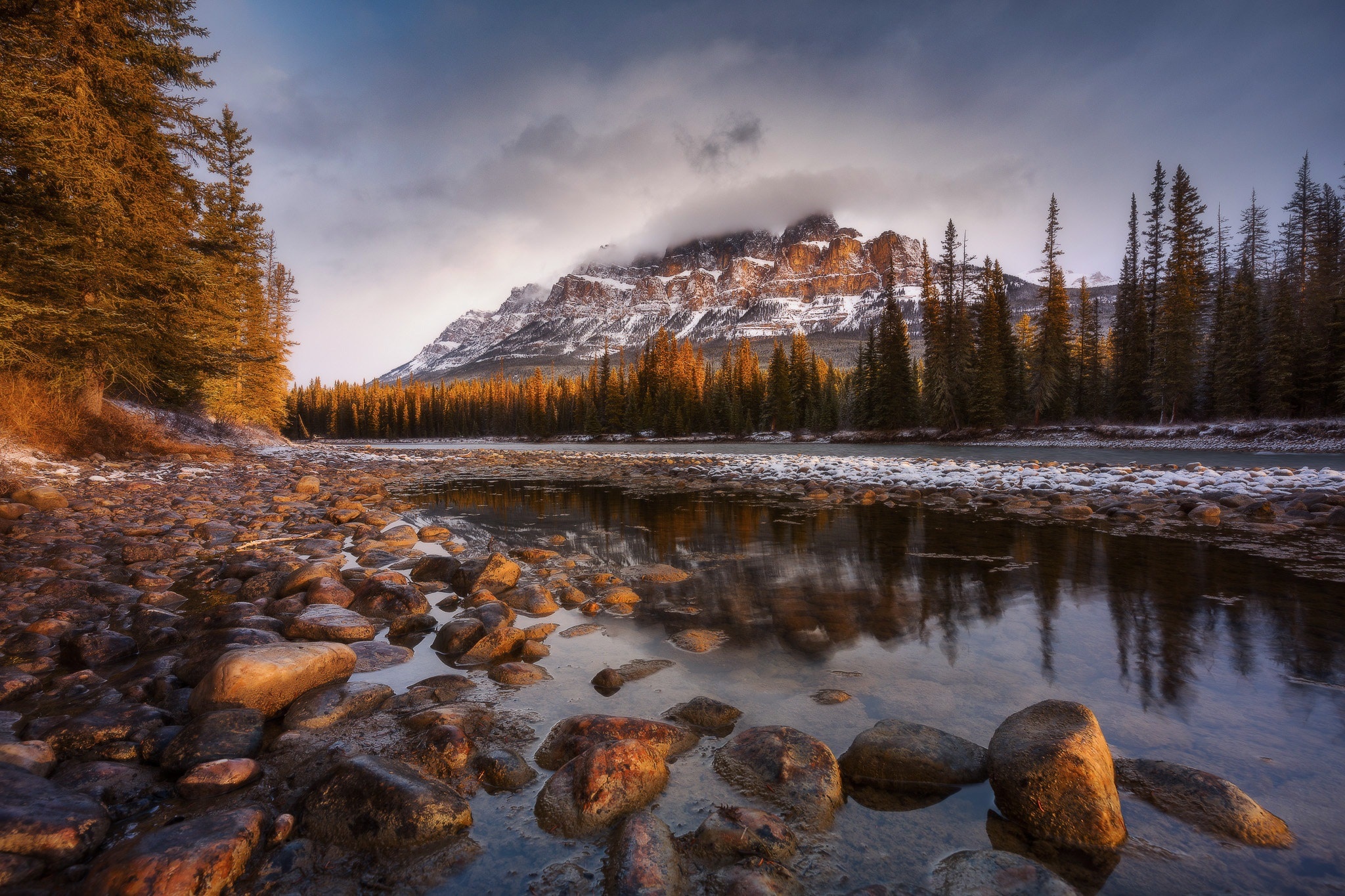 Обои облака, река, горы, камни, лес, пейзаж, clouds, river, mountains, stones, forest, landscape разрешение 2048x1365 Загрузить