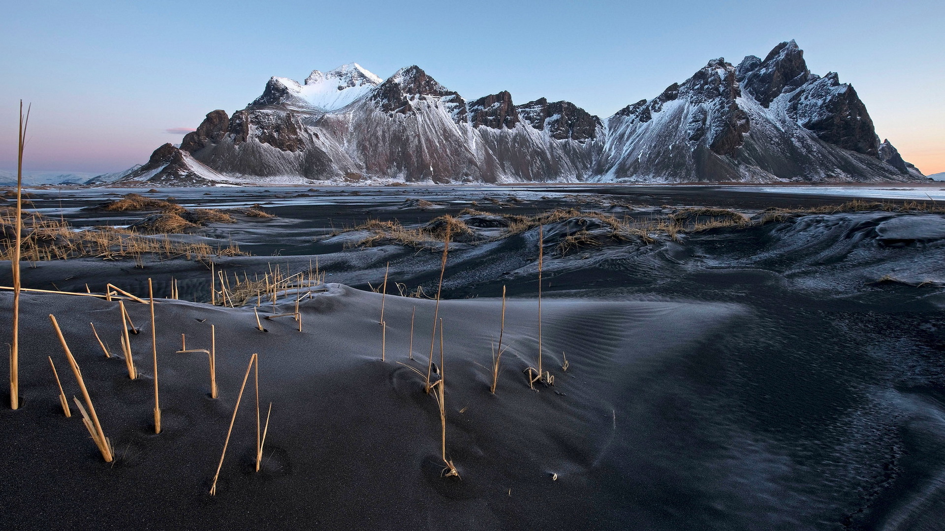 Обои горы, песок, исландия, vestrahorn, чёрный песок, вестрахорн, mountains, sand, iceland, black sand, westerhorn разрешение 1920x1080 Загрузить