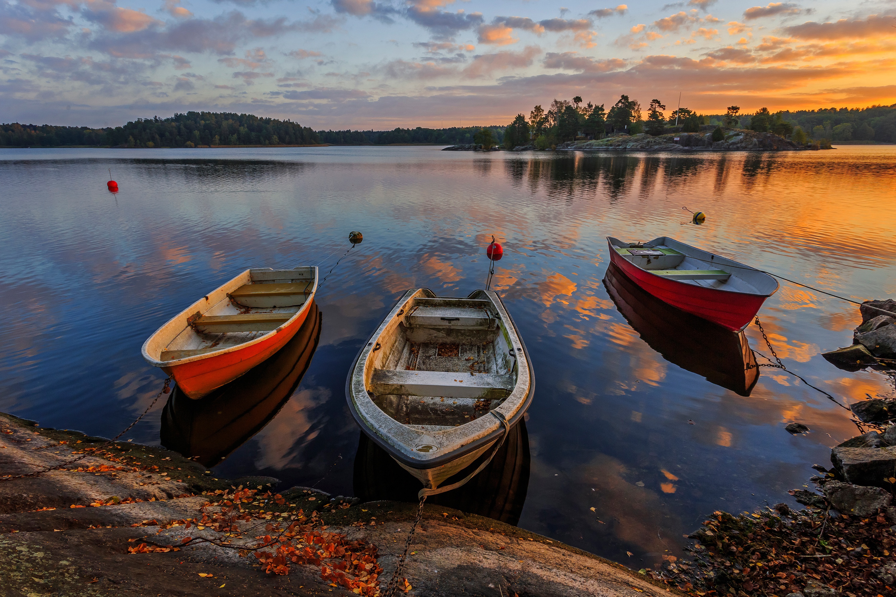 Обои вечер, река, берег, лес, закат, лодки, швеция, the evening, river, shore, forest, sunset, boats, sweden разрешение 3000x2000 Загрузить