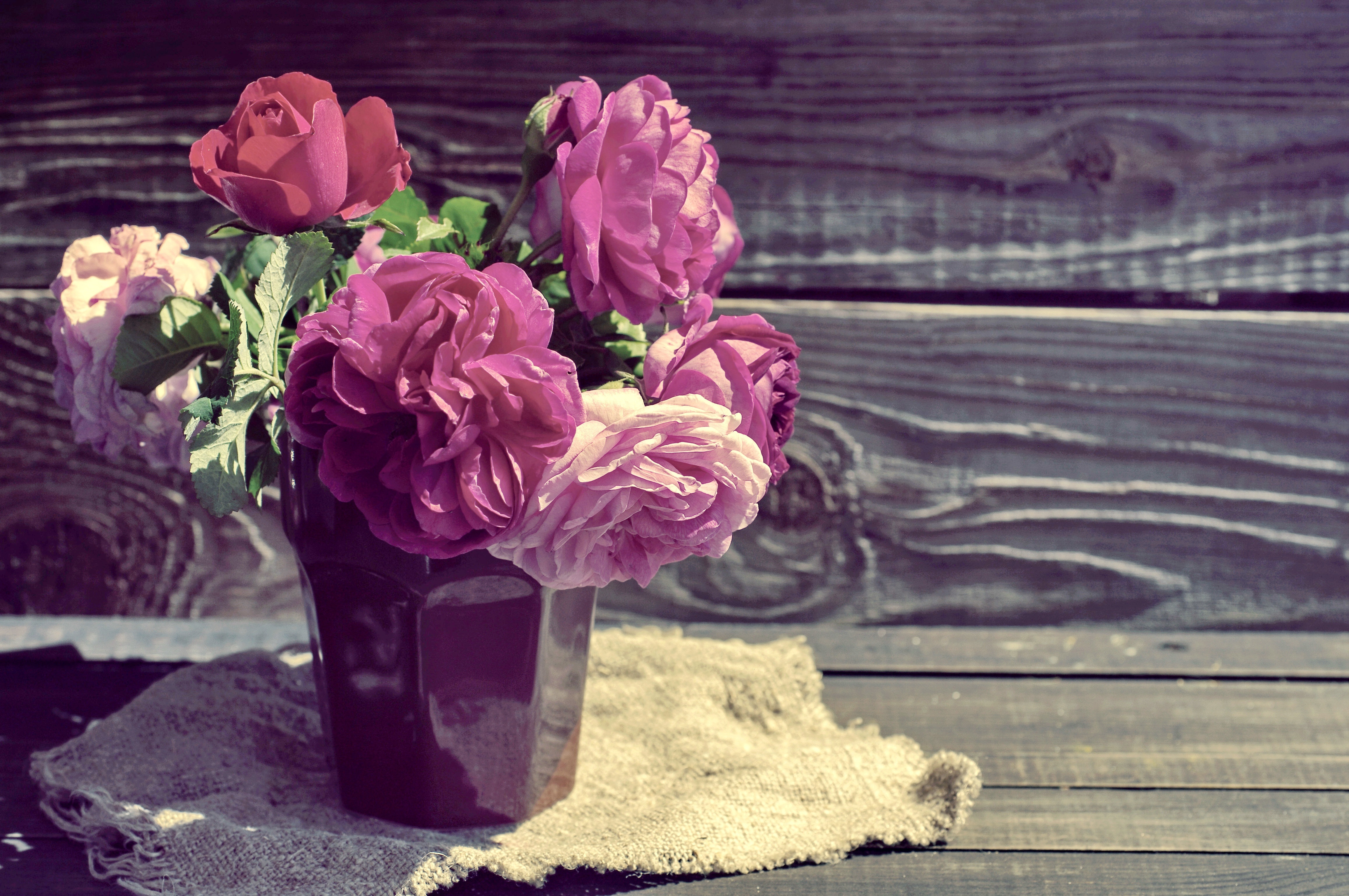 Обои цветы, розы, доски, ткань, букет, мешковина, flowers, roses, board, fabric, bouquet, burlap разрешение 4629x3075 Загрузить