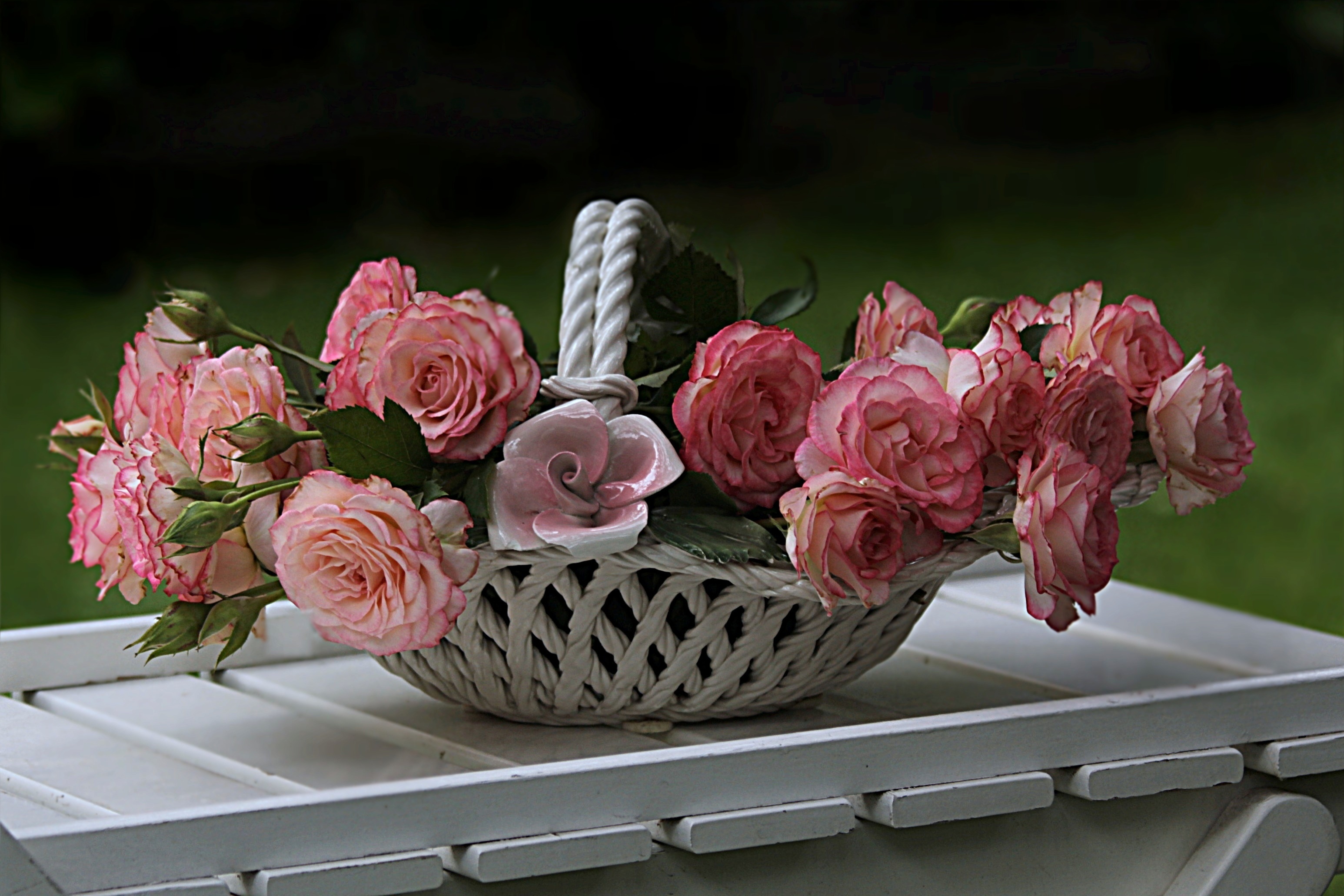 Обои цветы, розы, доски, ваза, столик, flowers, roses, board, vase, table разрешение 3092x2061 Загрузить