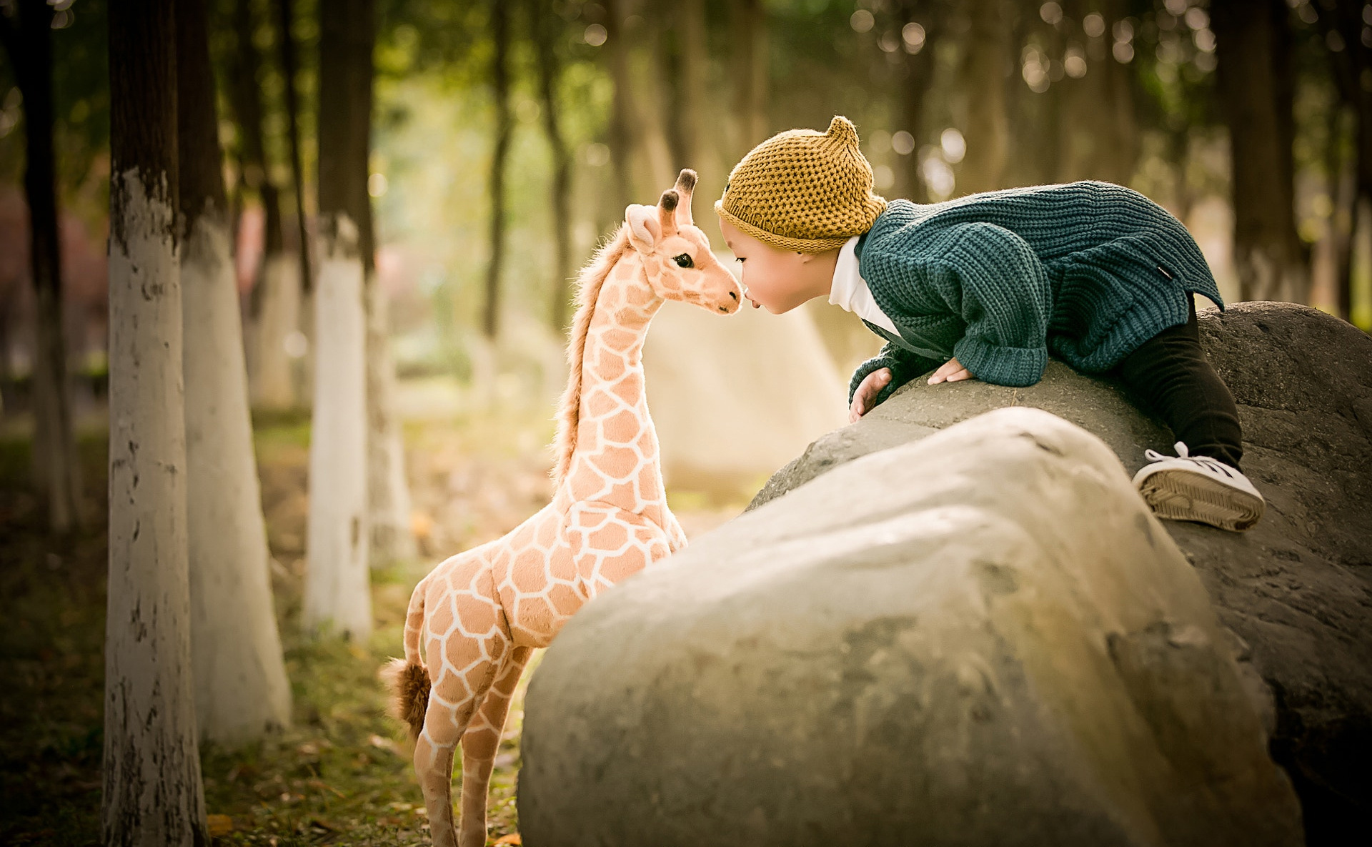 жираф с малышом в переулке загрузить