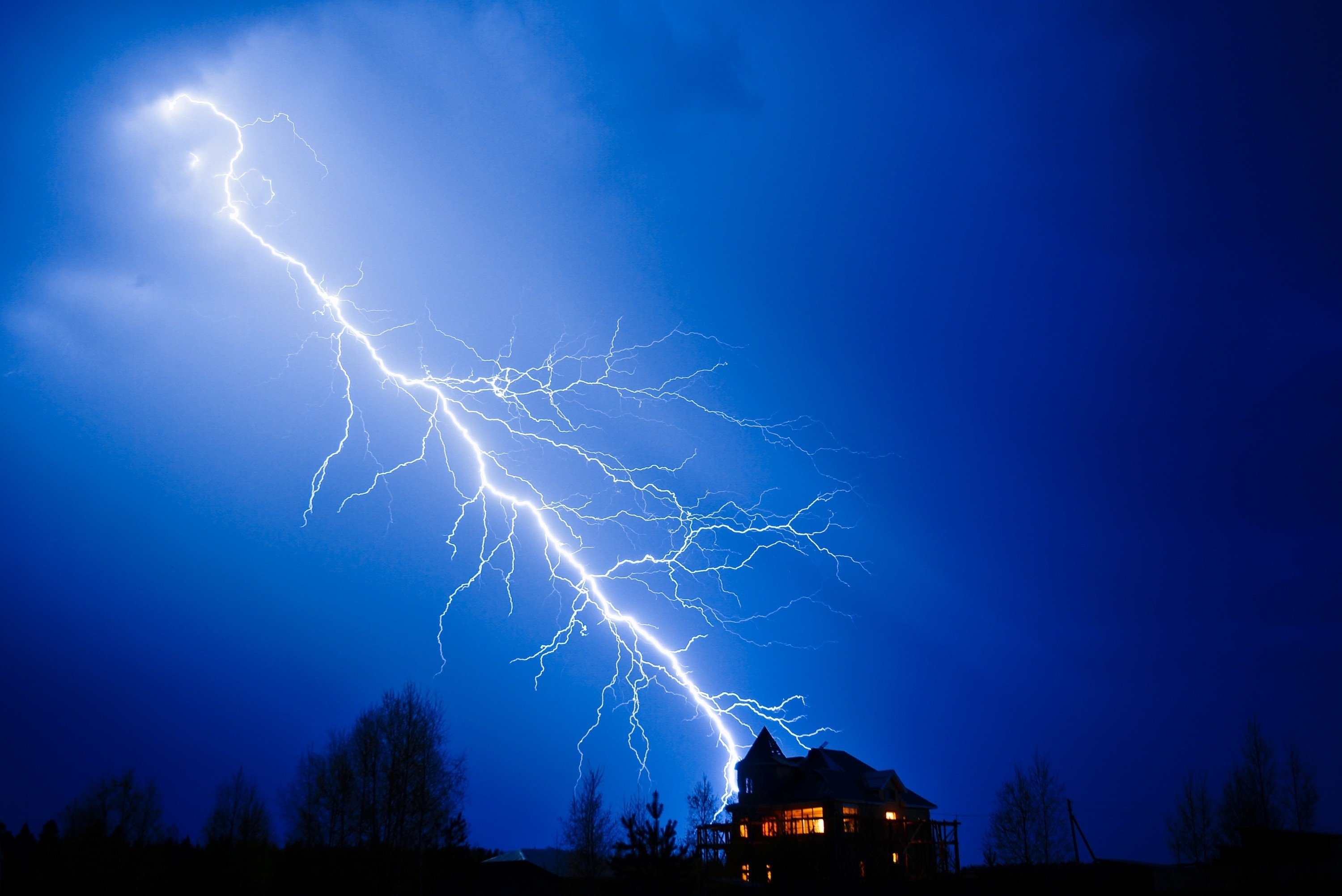 Обои небо, облака, деревья, молния, дом, гроза, the sky, clouds, trees, lightning, house, the storm разрешение 3000x2004 Загрузить