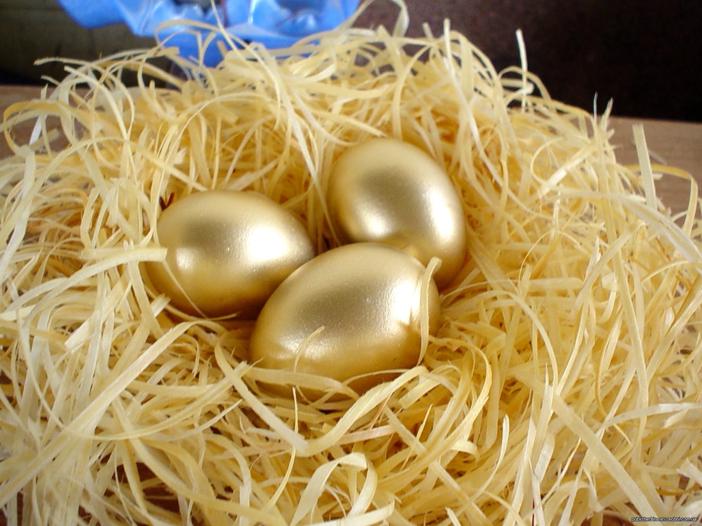 Золотые пасхальные яйца