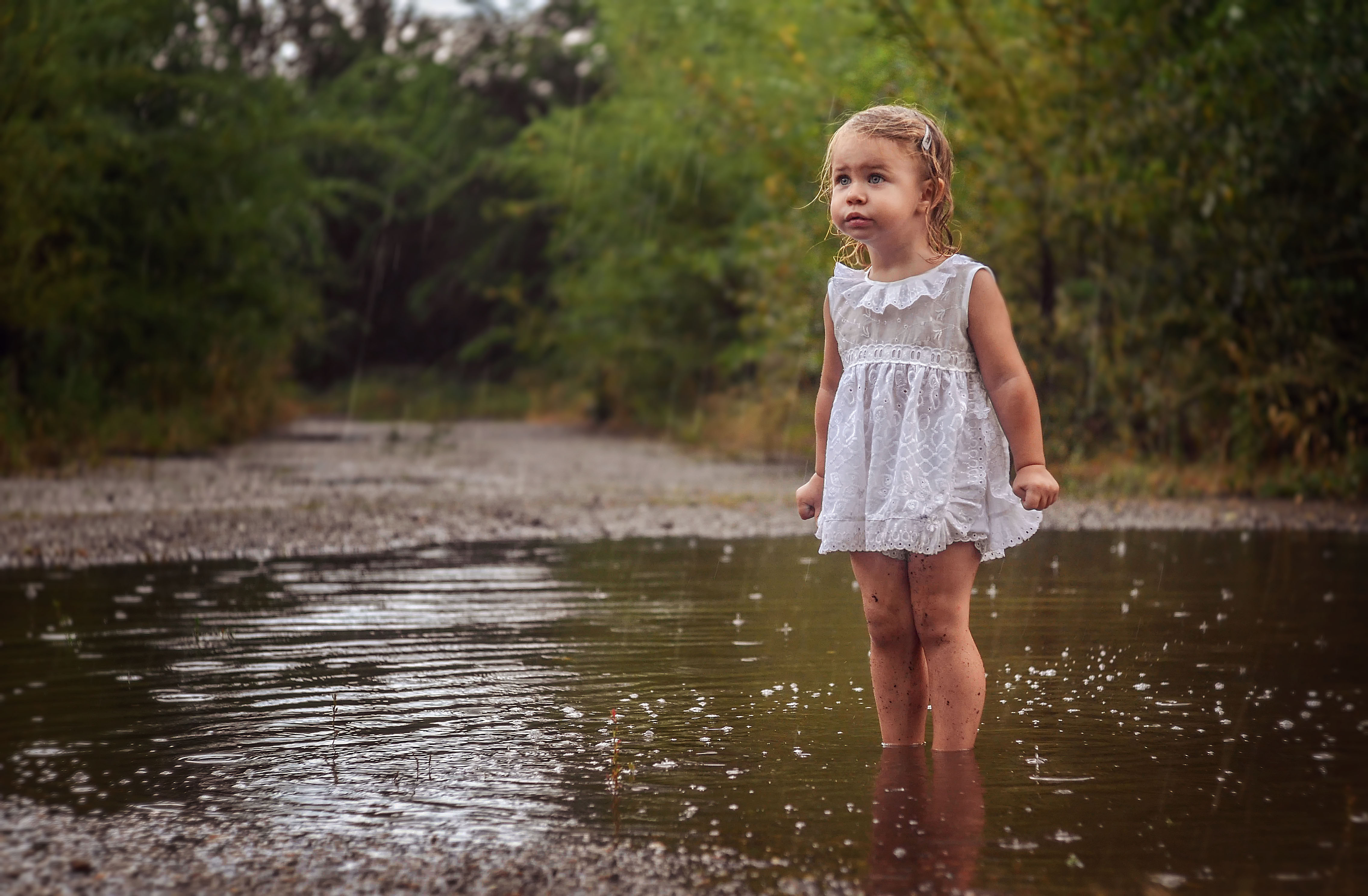 Девочка забылась. Река для детей. Ребенок девочка. Девочка купается в платье. Дети дождя.
