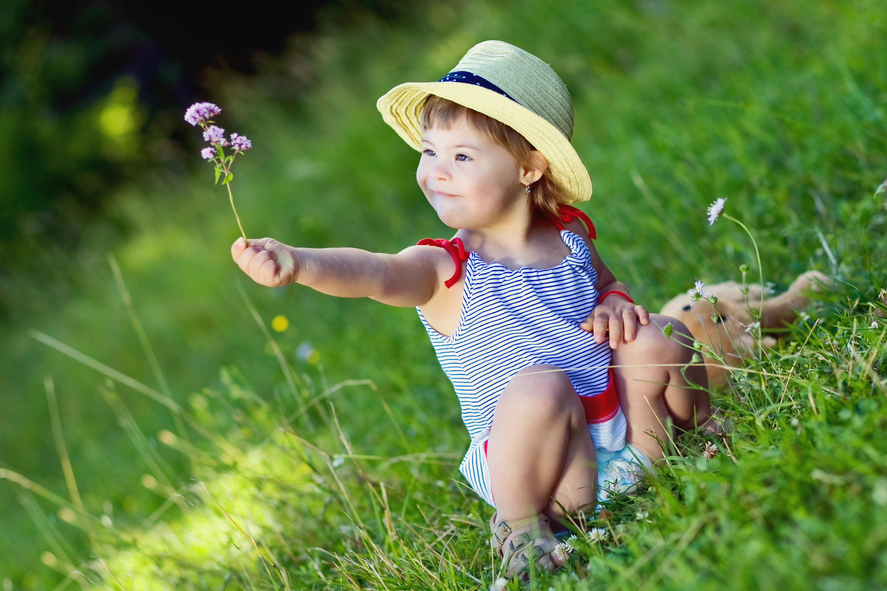 Обои трава, малышка, природа, цветок, лето, девочка, ребенок, шляпка, туника, grass, baby, nature, flower, summer, girl, child, hat, tunic разрешение 2938x1959 Загрузить