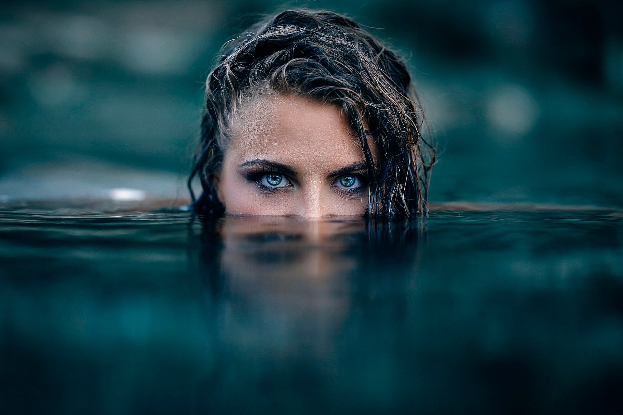 Лицо девушки в воде