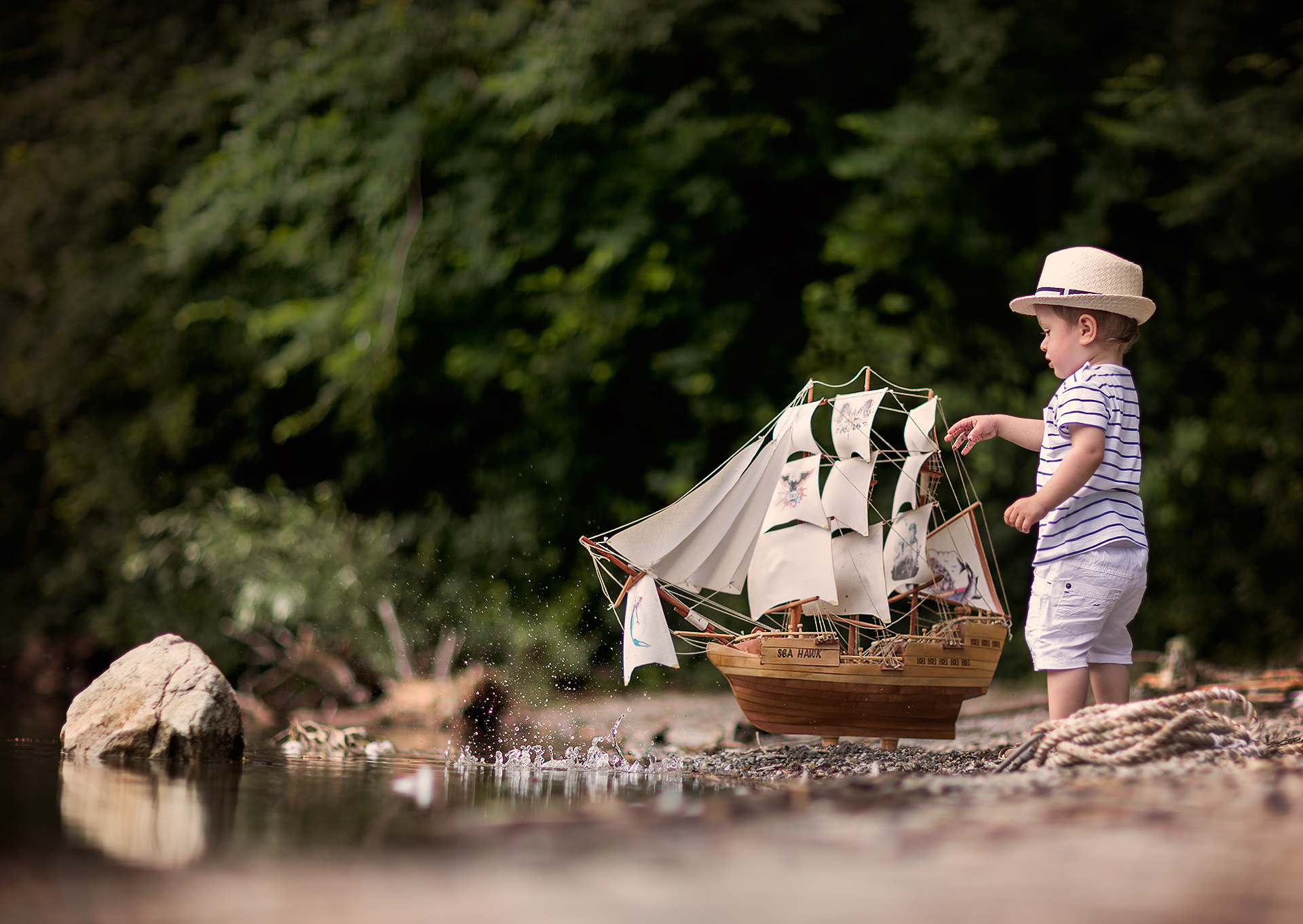 Ship boy. Мальчик с корабликом. Кораблик для детей. Дети на берегу реки. Кораблик для фотосессии.