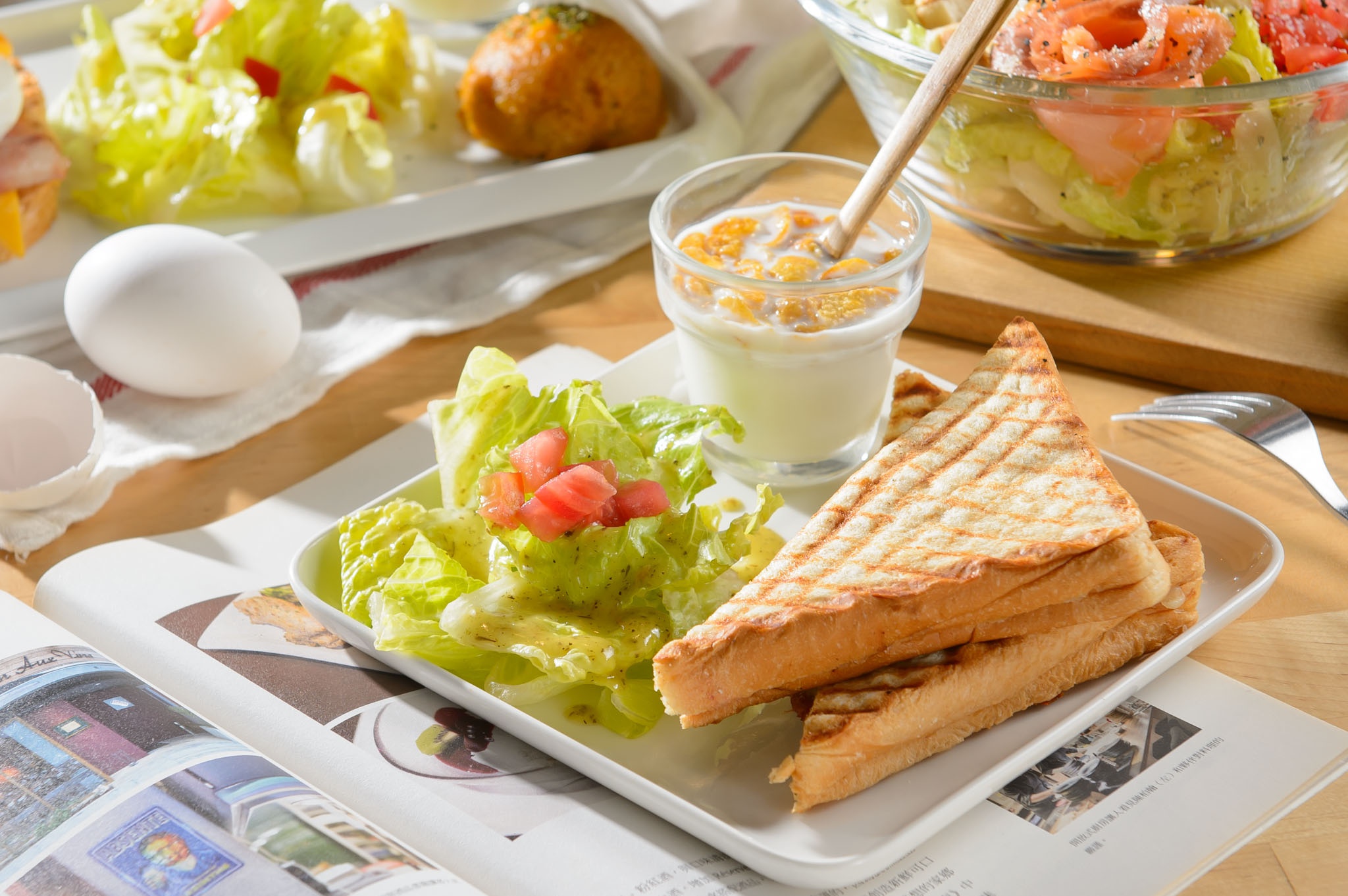 Салат на завтрак фото. Салат на завтрак. Бутерброды с салатом. Бутерброды на сервированном столе. Сэндвич суп салат.