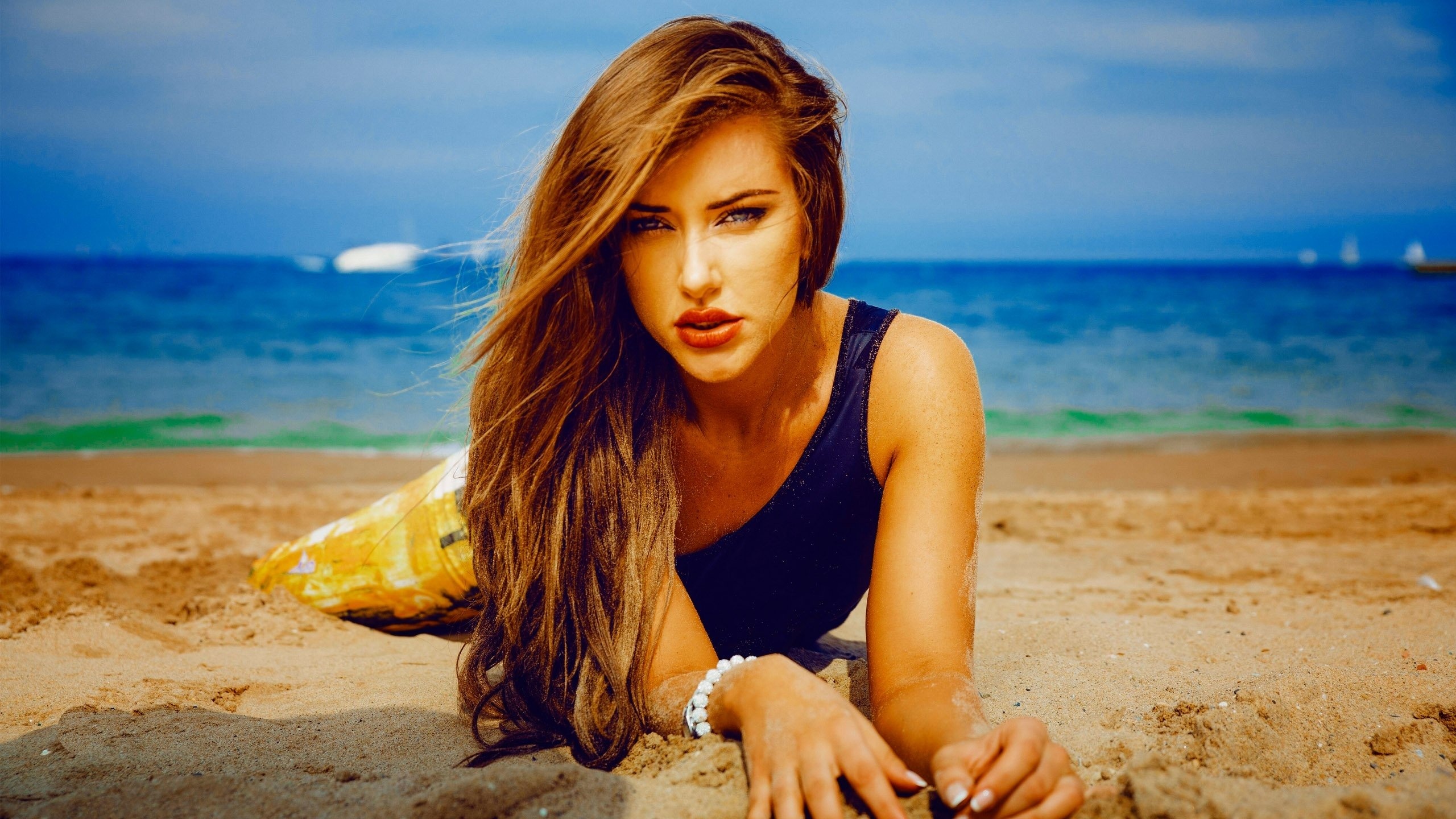Красивые девушки на пляже