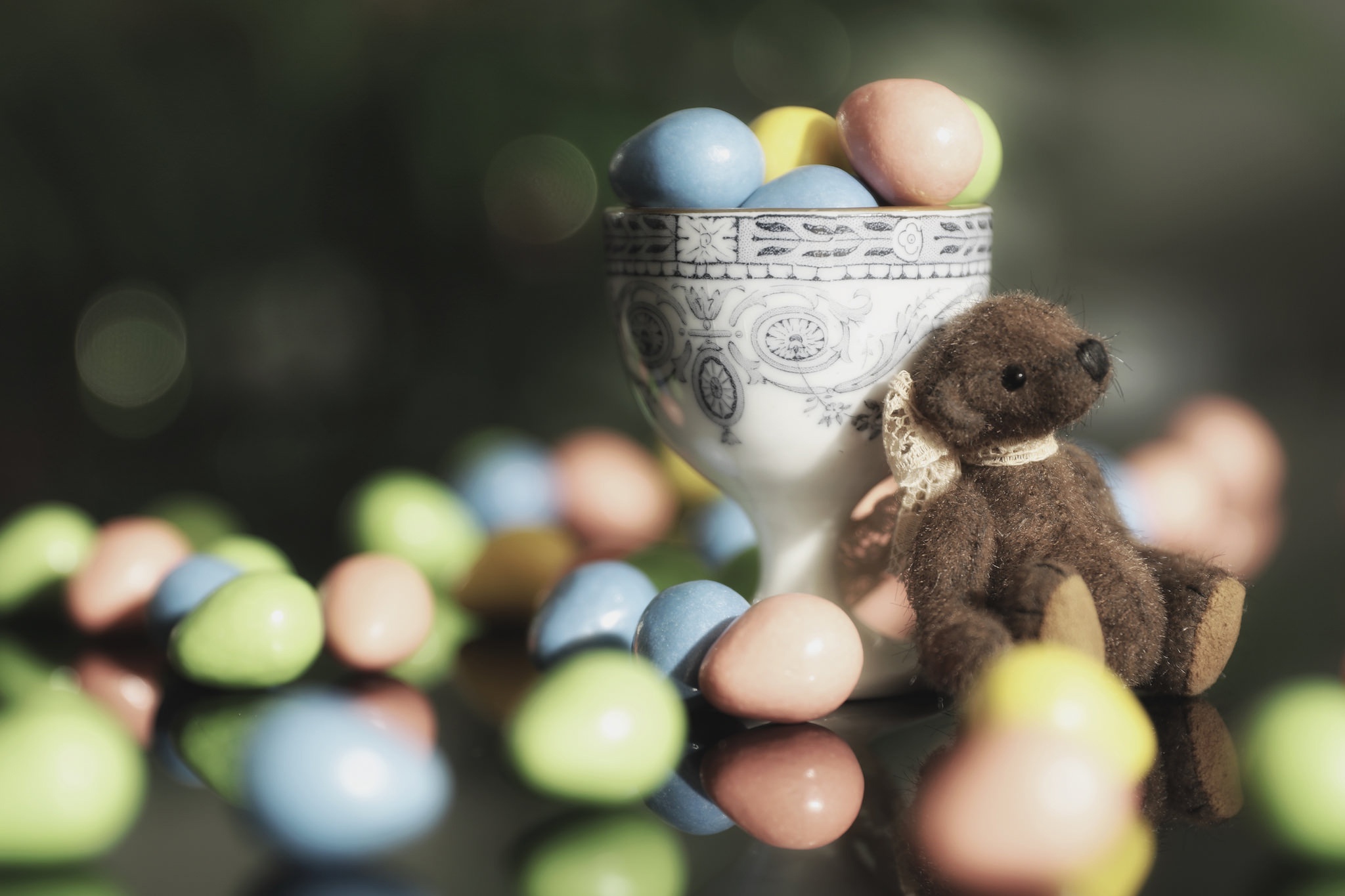 Обои конфеты, игрушка, пасха, яйца, медвежонок, плюшевый мишка, драже, candy, toy, easter, eggs, bear, teddy bear, pills разрешение 2048x1365 Загрузить