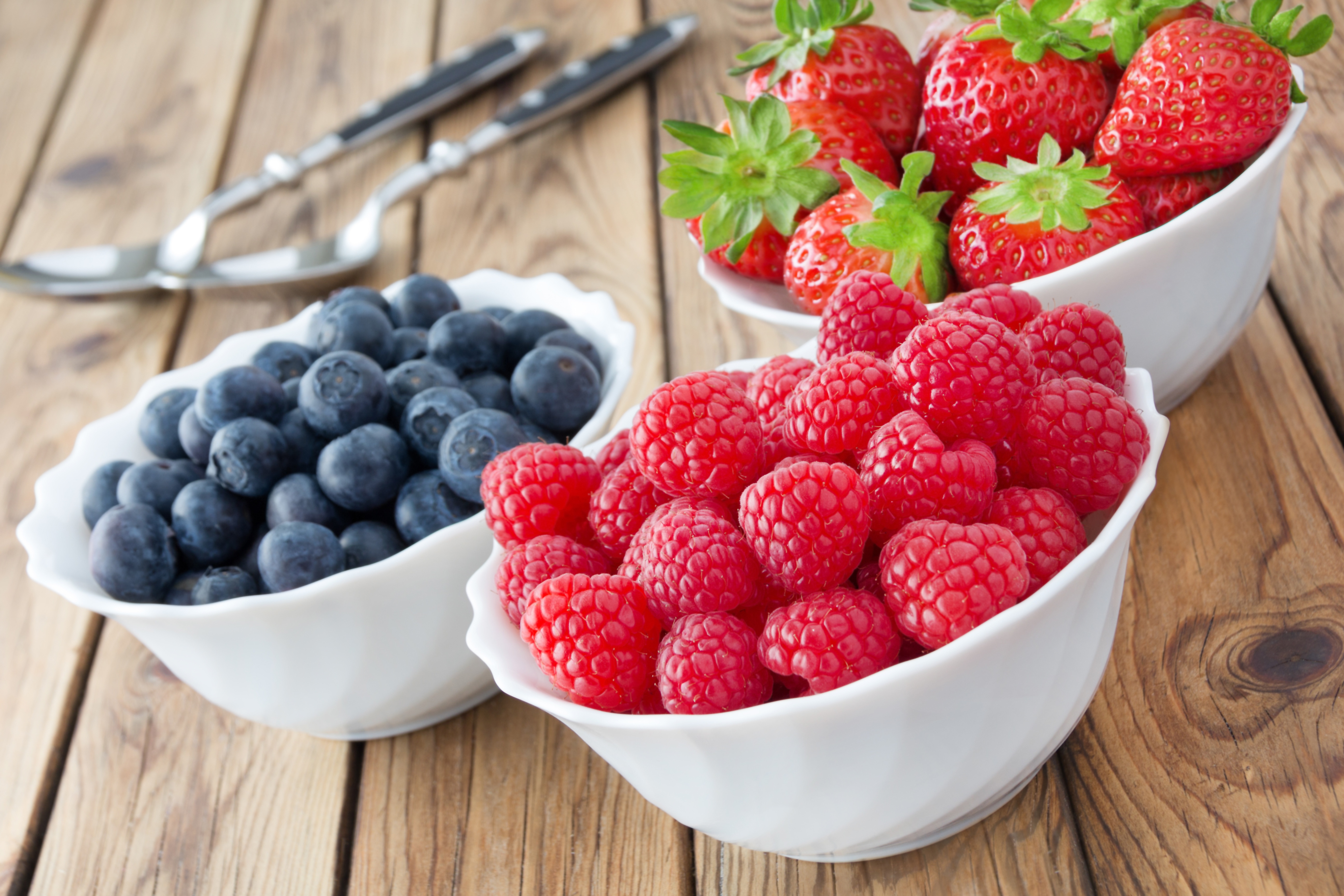 Обои малина, клубника, ягоды, черника, деревянная поверхность, raspberry, strawberry, berries, blueberries, wooden surface разрешение 5184x3456 Загрузить