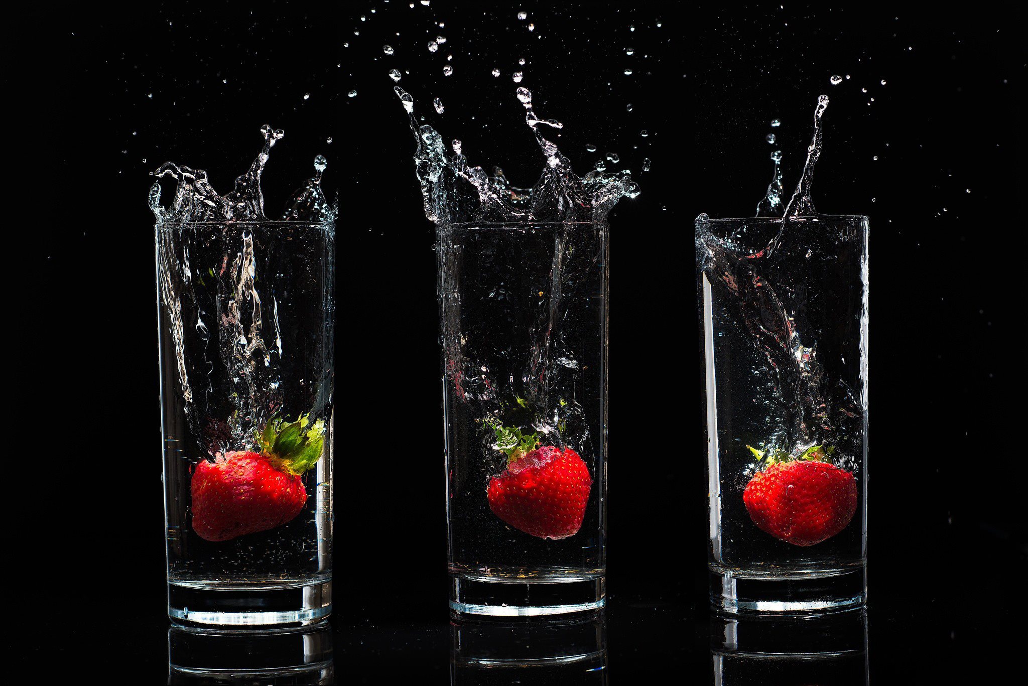 Обои вода, капли, клубника, брызги, черный фон, ягоды, стаканы, water, drops, strawberry, squirt, black background, berries, glasses разрешение 2048x1367 Загрузить
