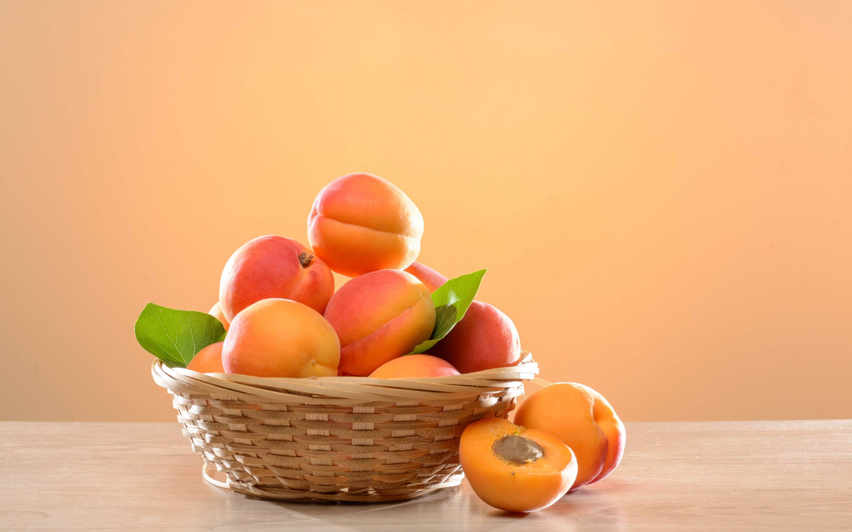 Персики на столе