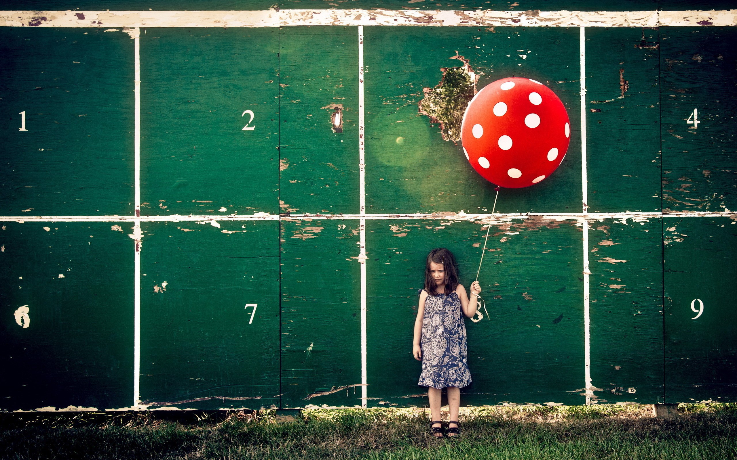 Обои фон, стена, дети, девочка, шар, воздушный шарик, background, wall, children, girl, ball, a balloon разрешение 2560x1600 Загрузить