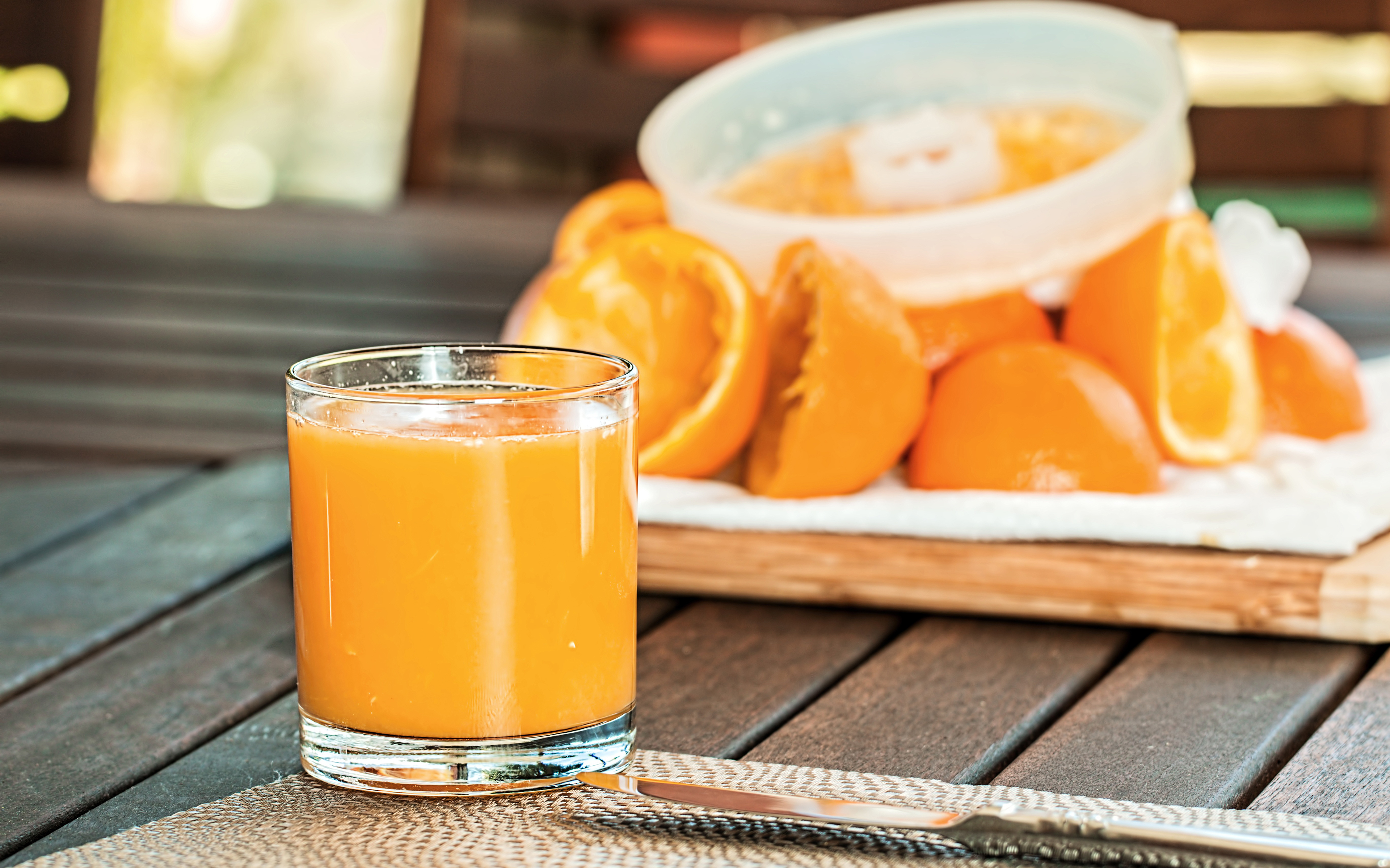 Обои апельсины, стакан, цитрусы, сок, фреш, oranges, glass, citrus, juice, fresh разрешение 3840x2400 Загрузить