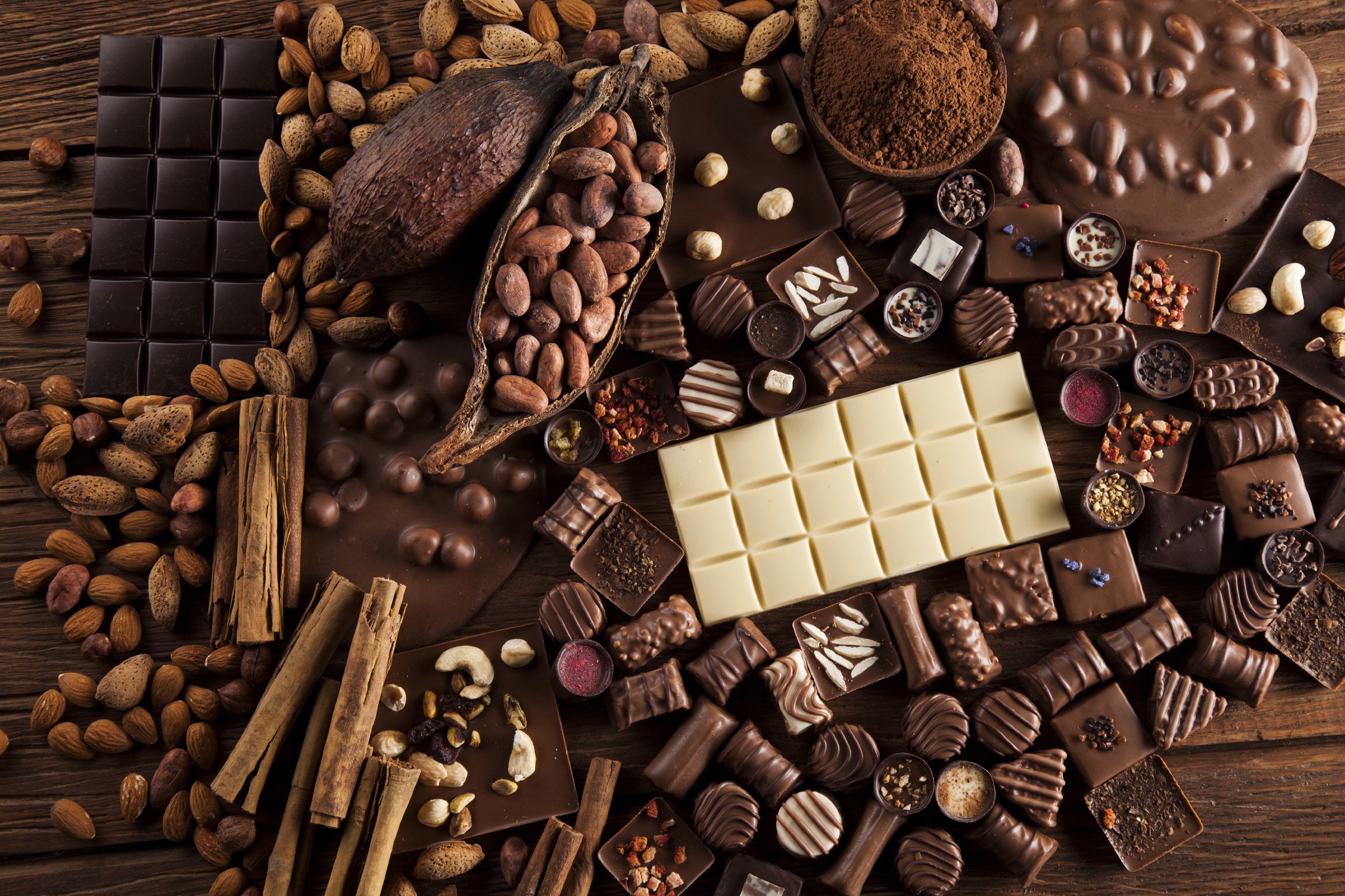 Обои орехи, шоколадные конфеты, корица, ассортимент, конфеты, шоколад какао, шоколад, сладкое, миндаль, пряности, ассорти, nuts, chocolates, cinnamon, range, chocolate cocoa, candy, chocolate, sweet, almonds, spices, cuts разрешение 2880x1920 Загрузить