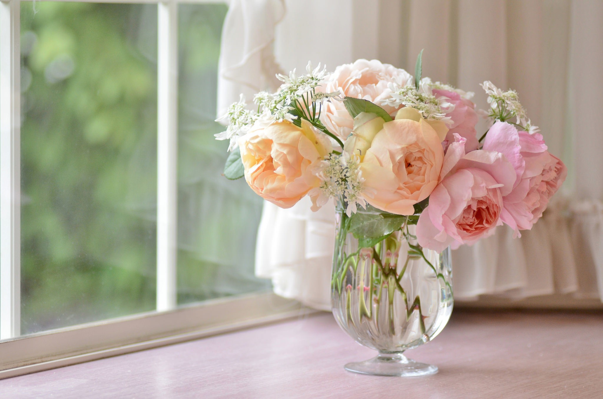 Обои цветы, розы, букет, окно, ваза, подоконник, flowers, roses, bouquet, window, vase, sill разрешение 2048x1356 Загрузить