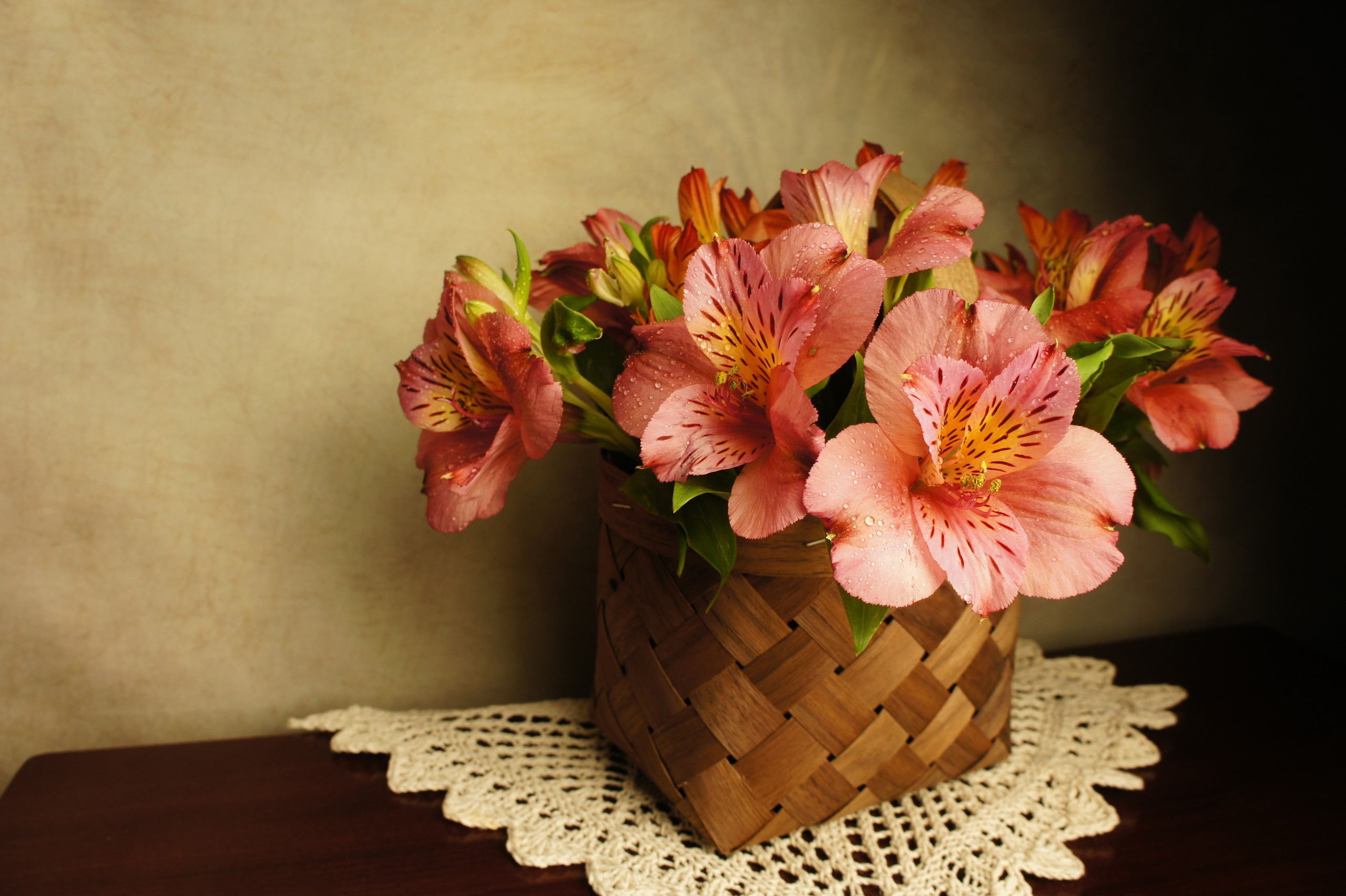 Обои цветы, букет, салфетка, корзинка, альстромерия, flowers, bouquet, napkin, basket, alstroemeria разрешение 2560x1704 Загрузить