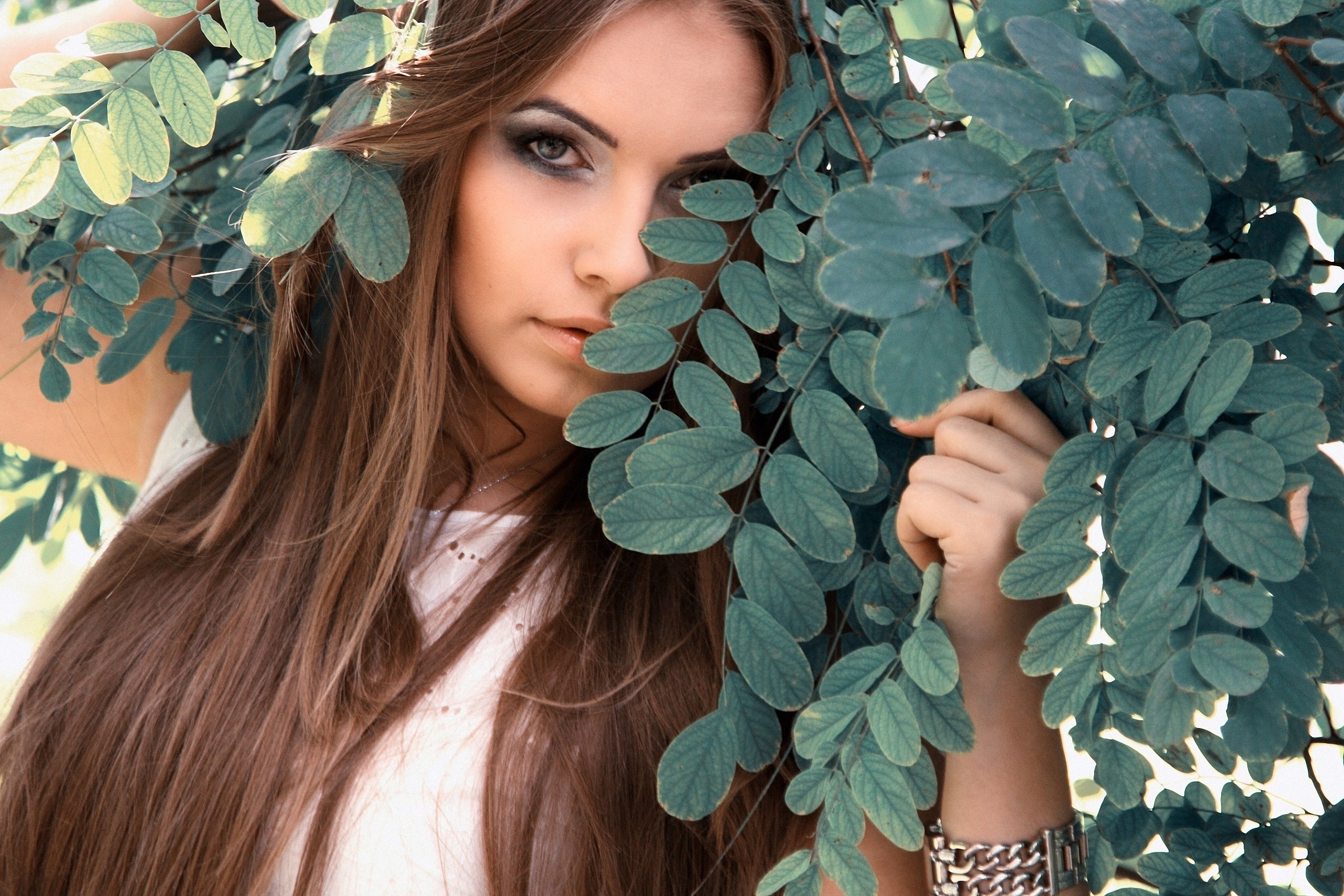 Красивая девушка с зелеными листьями