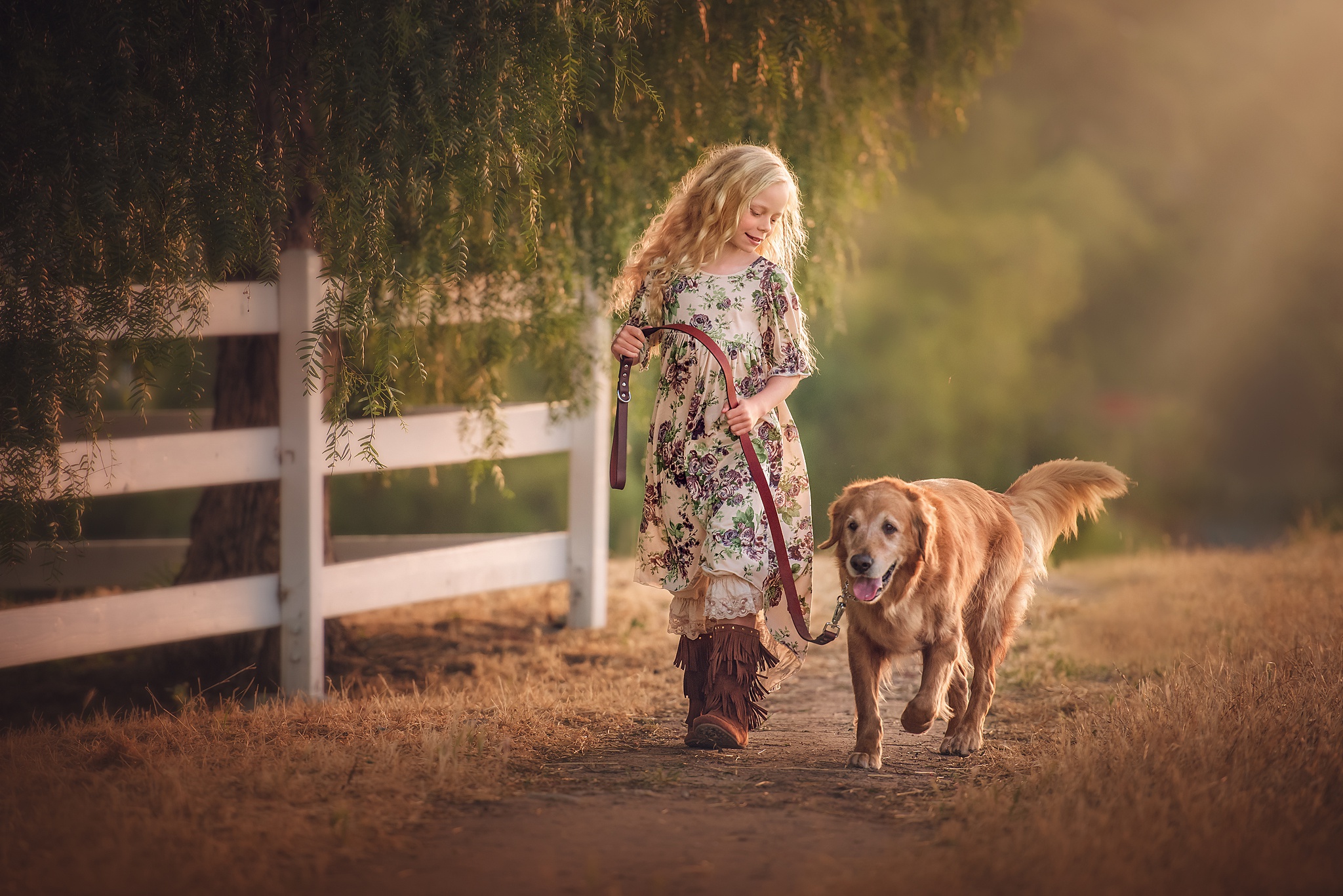 Девочка 12 лет с собакой. Девочка с собакой. Девушка с собачкой. Девушка с собакой фотосессия. Фотосессия прогулка с собакой.