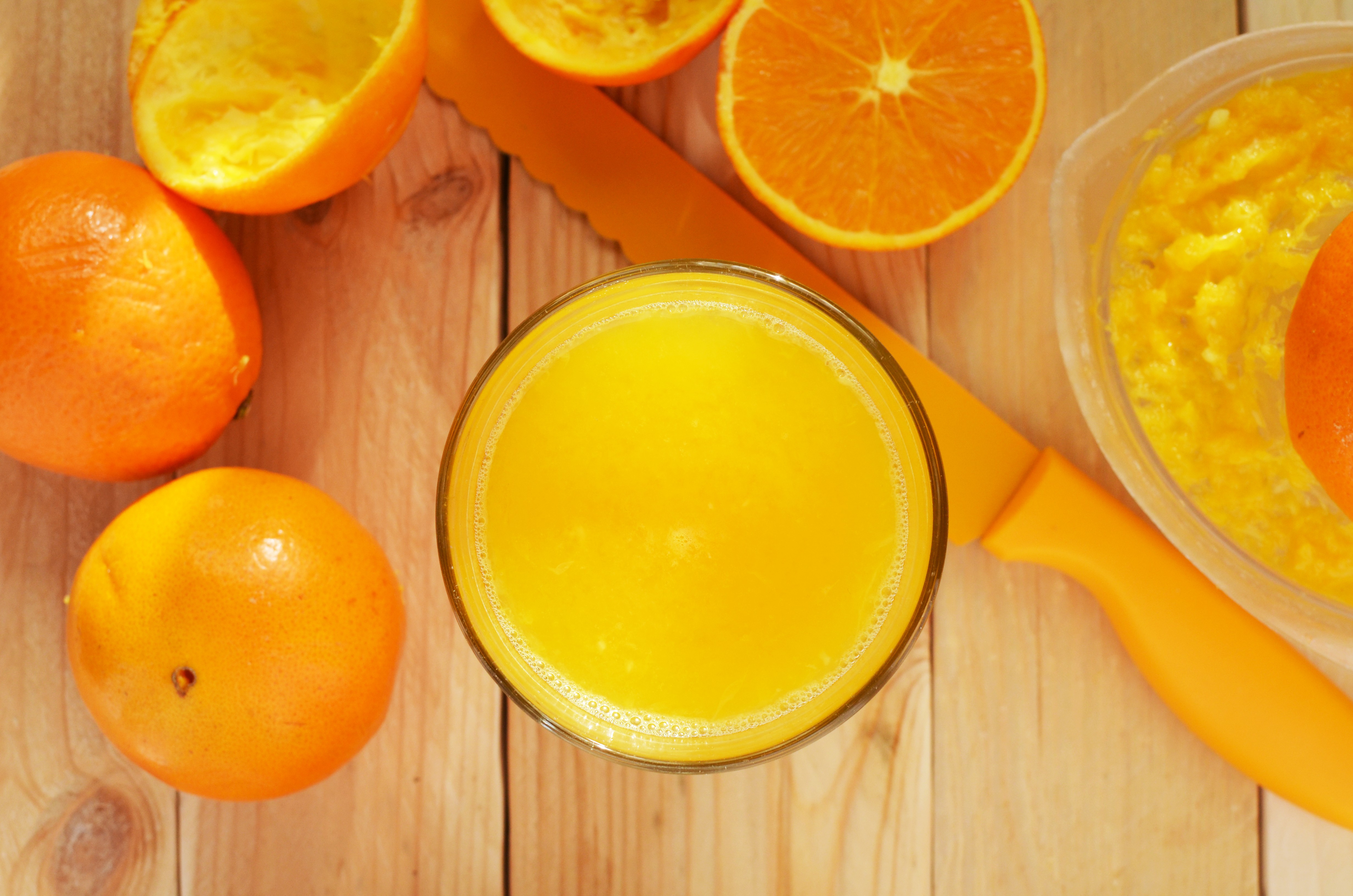 Свежевыжатый сок в холодильнике. Апельсиновый сок. Свежевыжатый апельсиновый сок. Апельсиновый сок сверху. Свежевыжатый сок вид сверху.