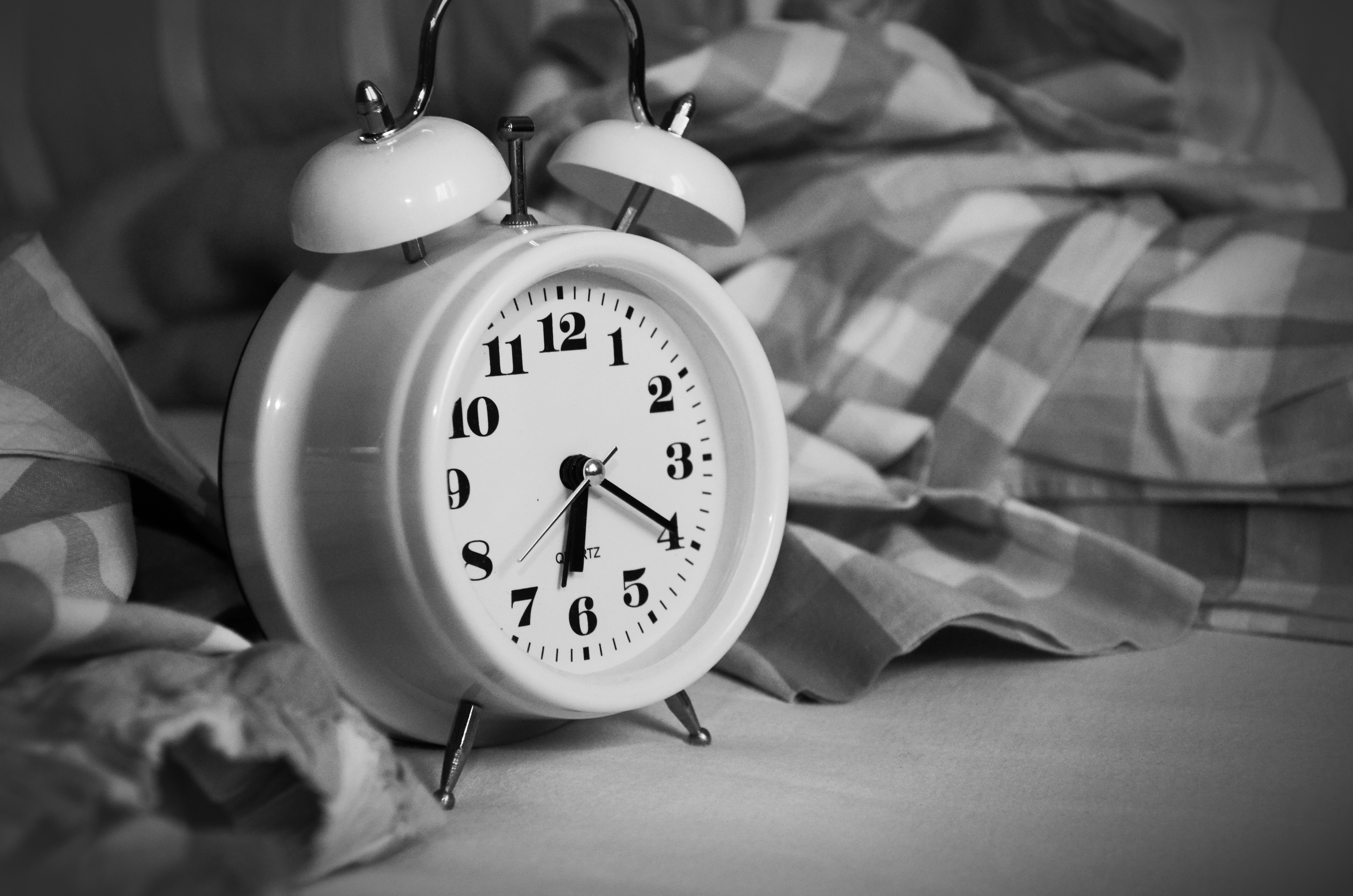 Обои чёрно-белое, часы, время, будильник, black and white, watch, time, alarm clock разрешение 4928x3264 Загрузить