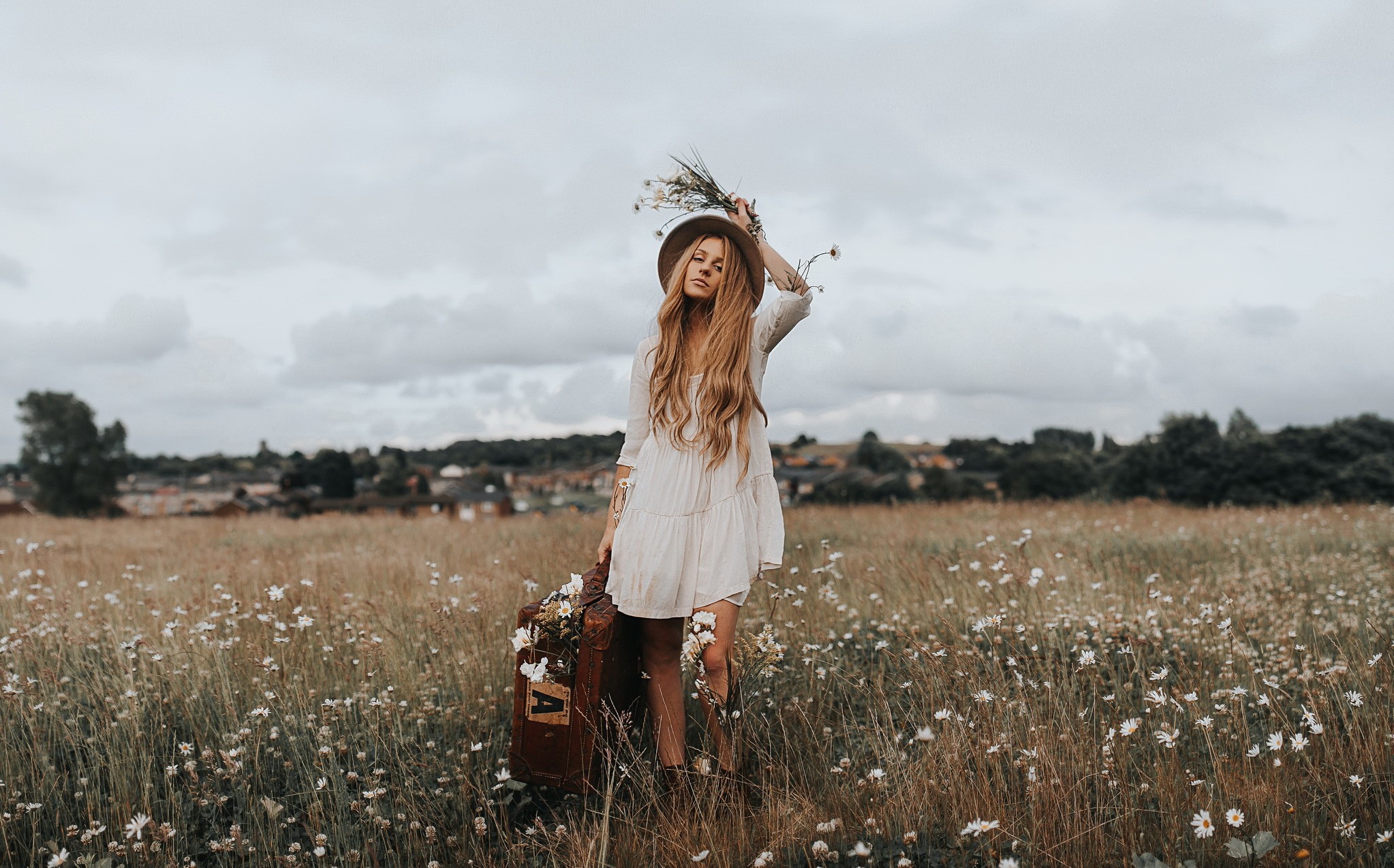 Обои блондинка, поле, полевые цветы, шляпа, чемодан, blonde, field, wildflowers, hat, suitcase разрешение 2046x1274 Загрузить