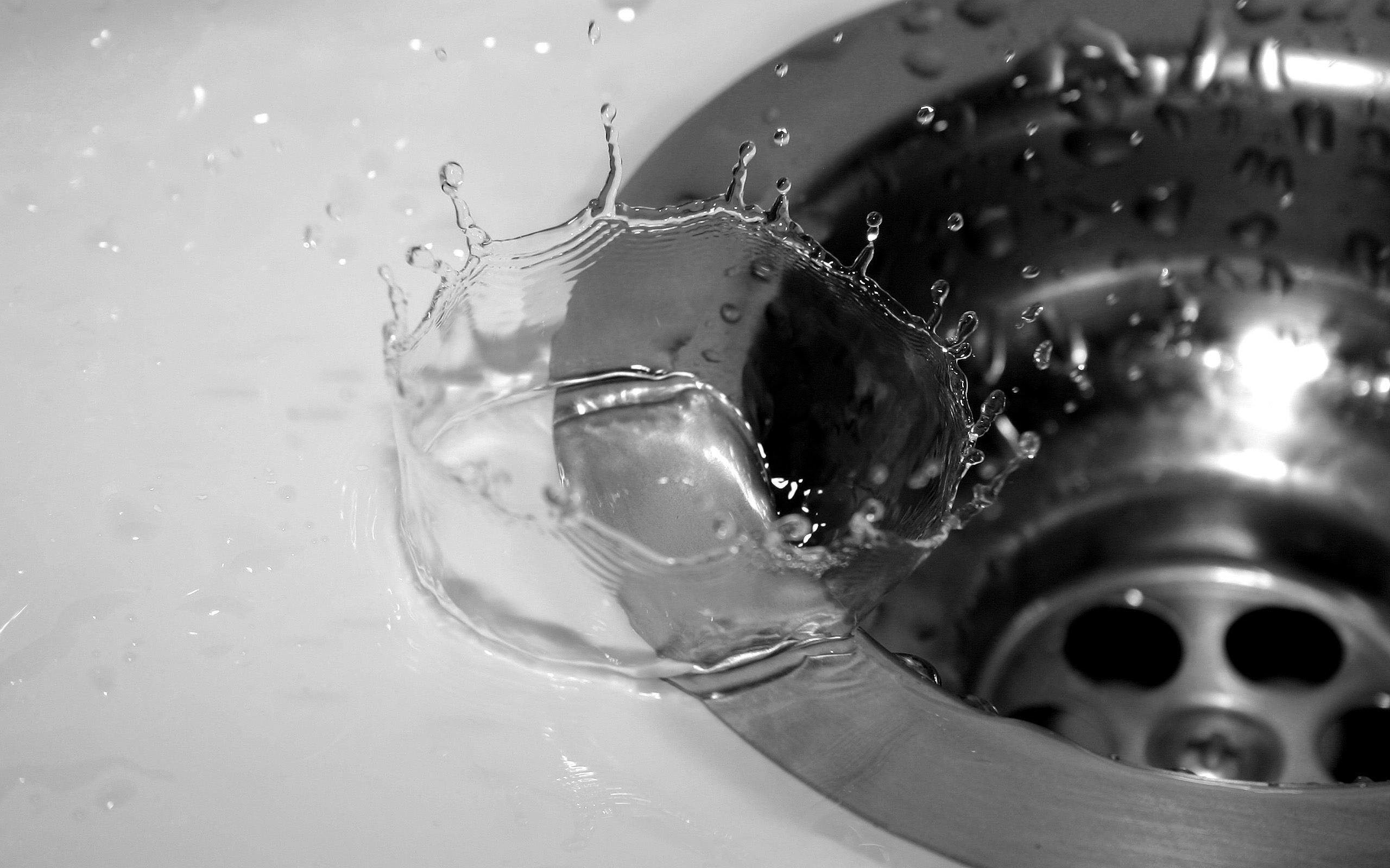 Обои вода, капли, чёрно-белое, брызги, всплеск, раковина, water, drops, black and white, squirt, splash, sink разрешение 2560x1600 Загрузить