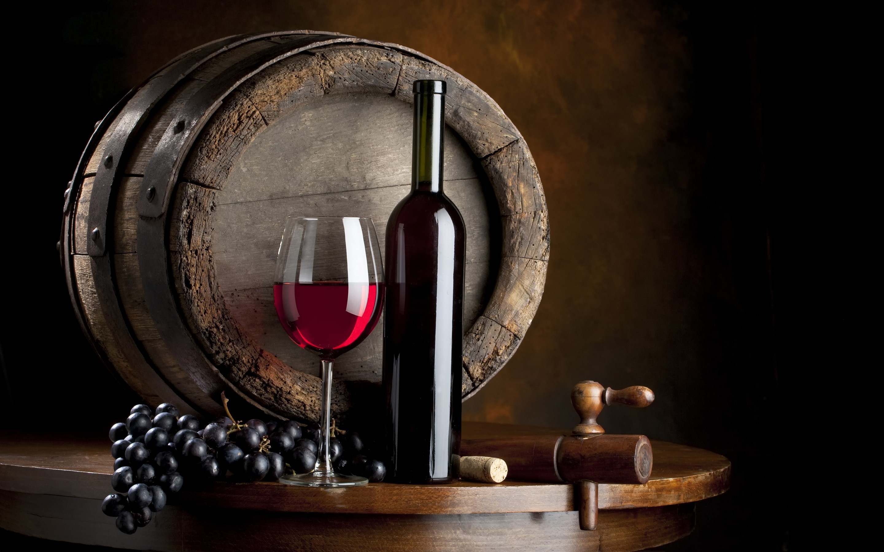 Обои виноград, бокал, вино, бутылка, бочка, красное вино, бочонок, grapes, glass, wine, bottle, barrel, red wine разрешение 2880x1800 Загрузить