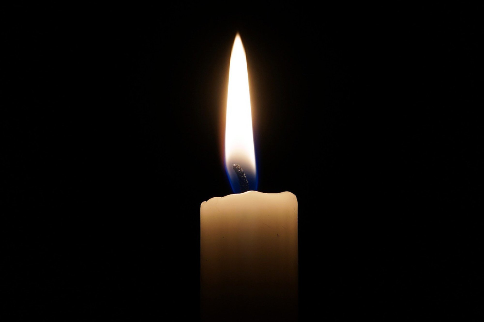Обои свет, пламя, огонь, черный фон, свечка, свеча, light, flame, fire, black background, candle разрешение 2000x1333 Загрузить