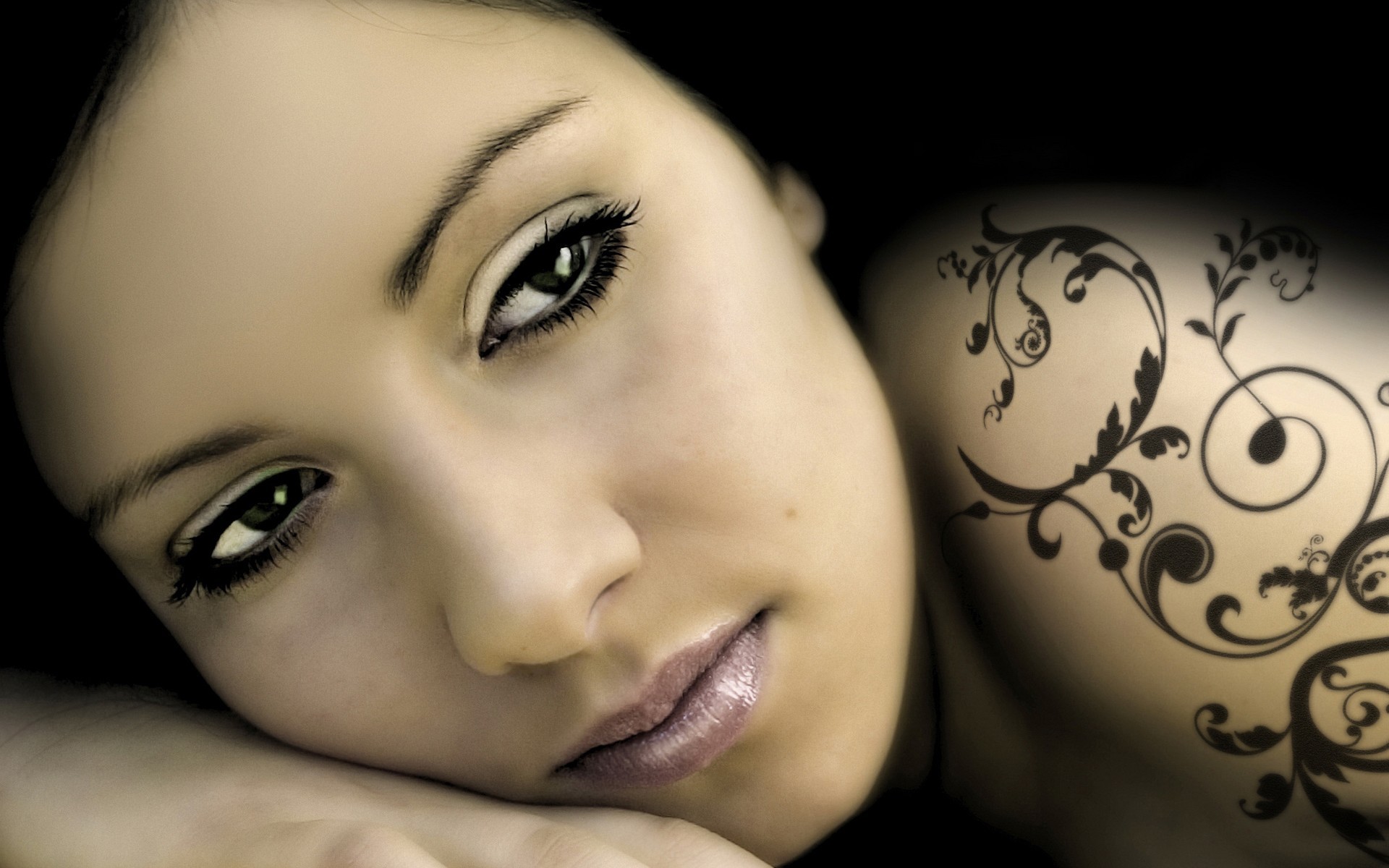 Обои девушка, портрет, взгляд, лицо, татуировка, girl, portrait, look, face, tattoo разрешение 1920x1200 Загрузить