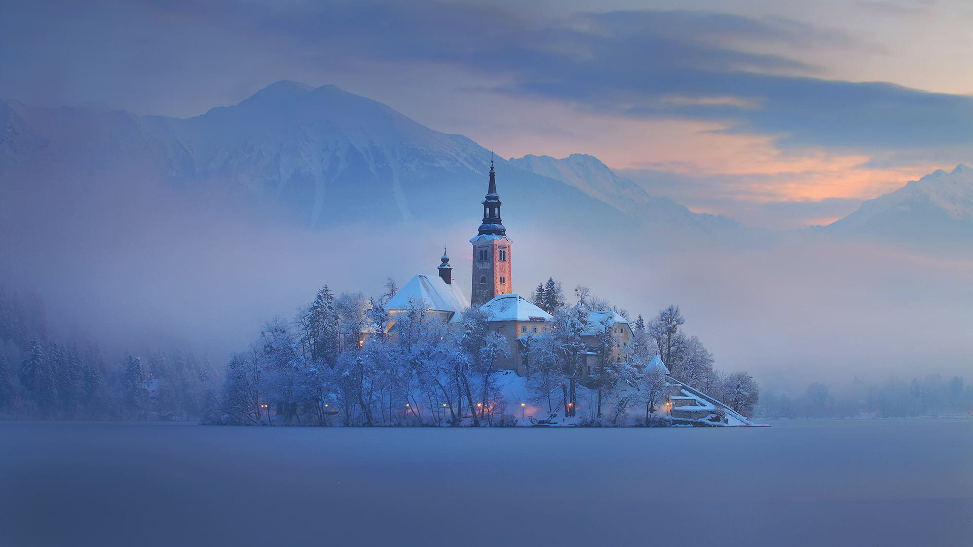 Обои озеро, горы, снег, зима, туман, словения, бледское озеро, lake, mountains, snow, winter, fog, slovenia, lake bled разрешение 1920x1080 Загрузить