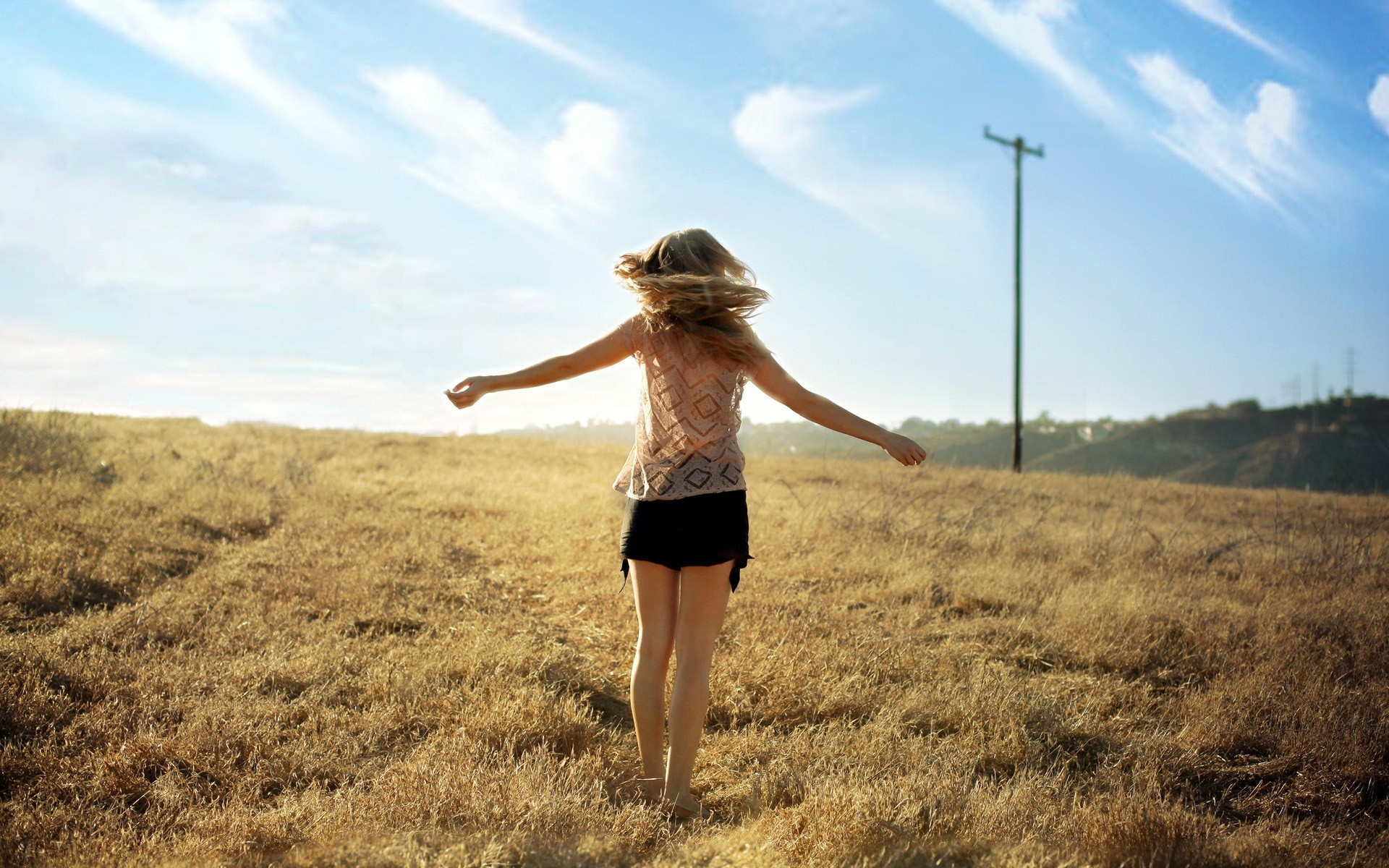 Обои небо, трава, девушка, настроение, поле, ветер, длинные волосы, the sky, grass, girl, mood, field, the wind, long hair разрешение 1920x1200 Загрузить