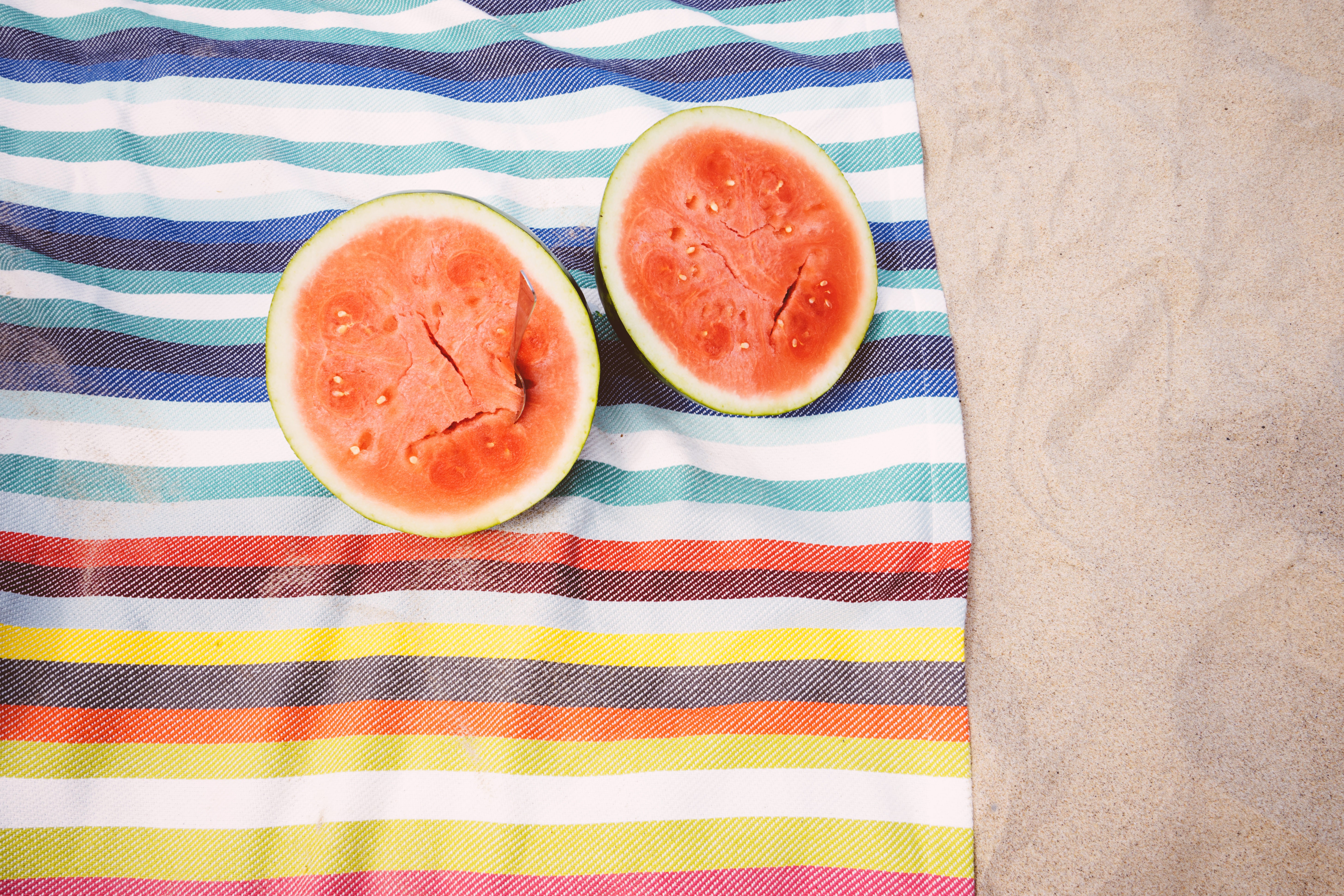 Обои песок, пляж, арбуз, полотенце, половинка, sand, beach, watermelon, towel, half разрешение 5832x3888 Загрузить