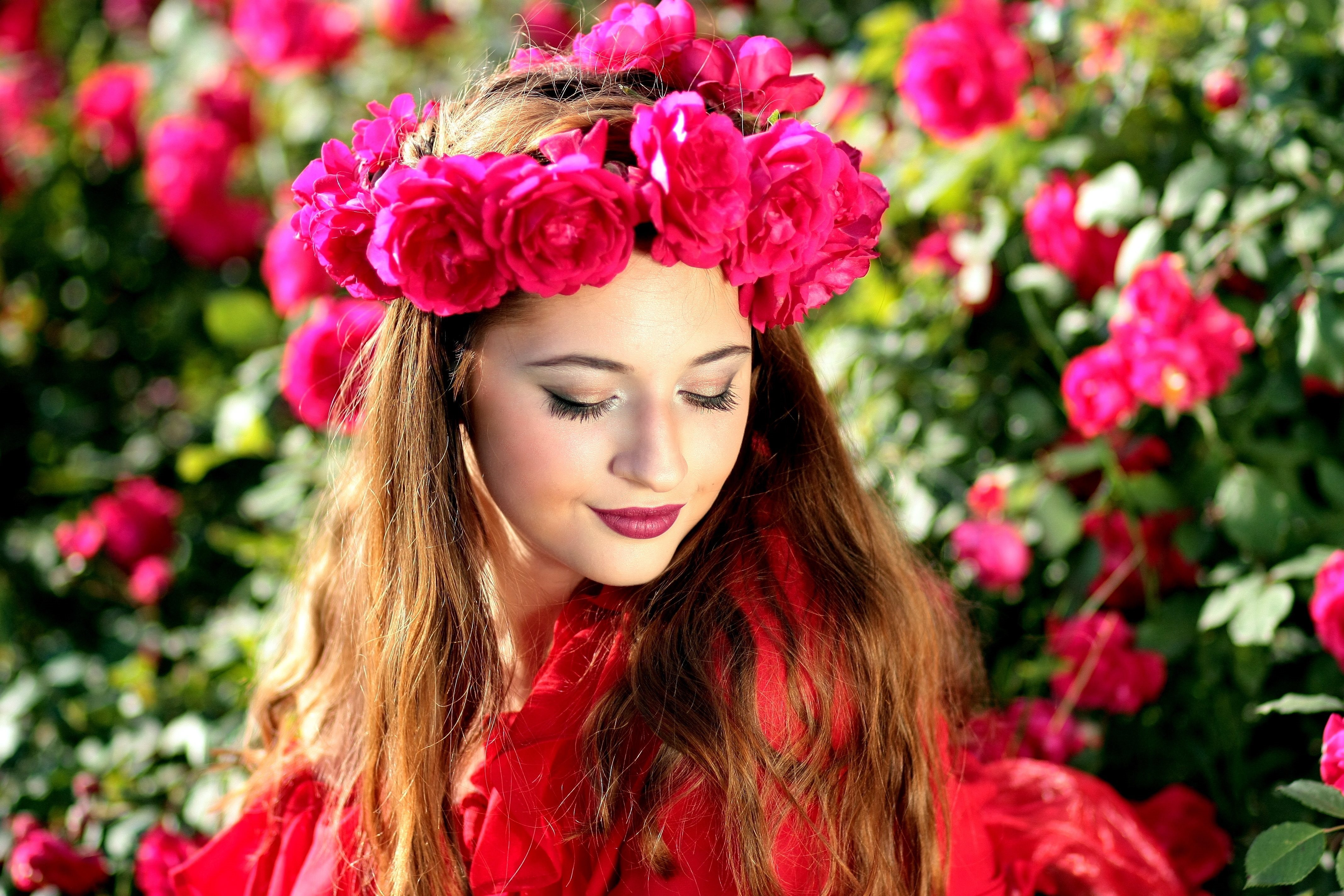 Краси красивая. Девушка в венке из цветов. Девушка с розой. Девушка с цветами.