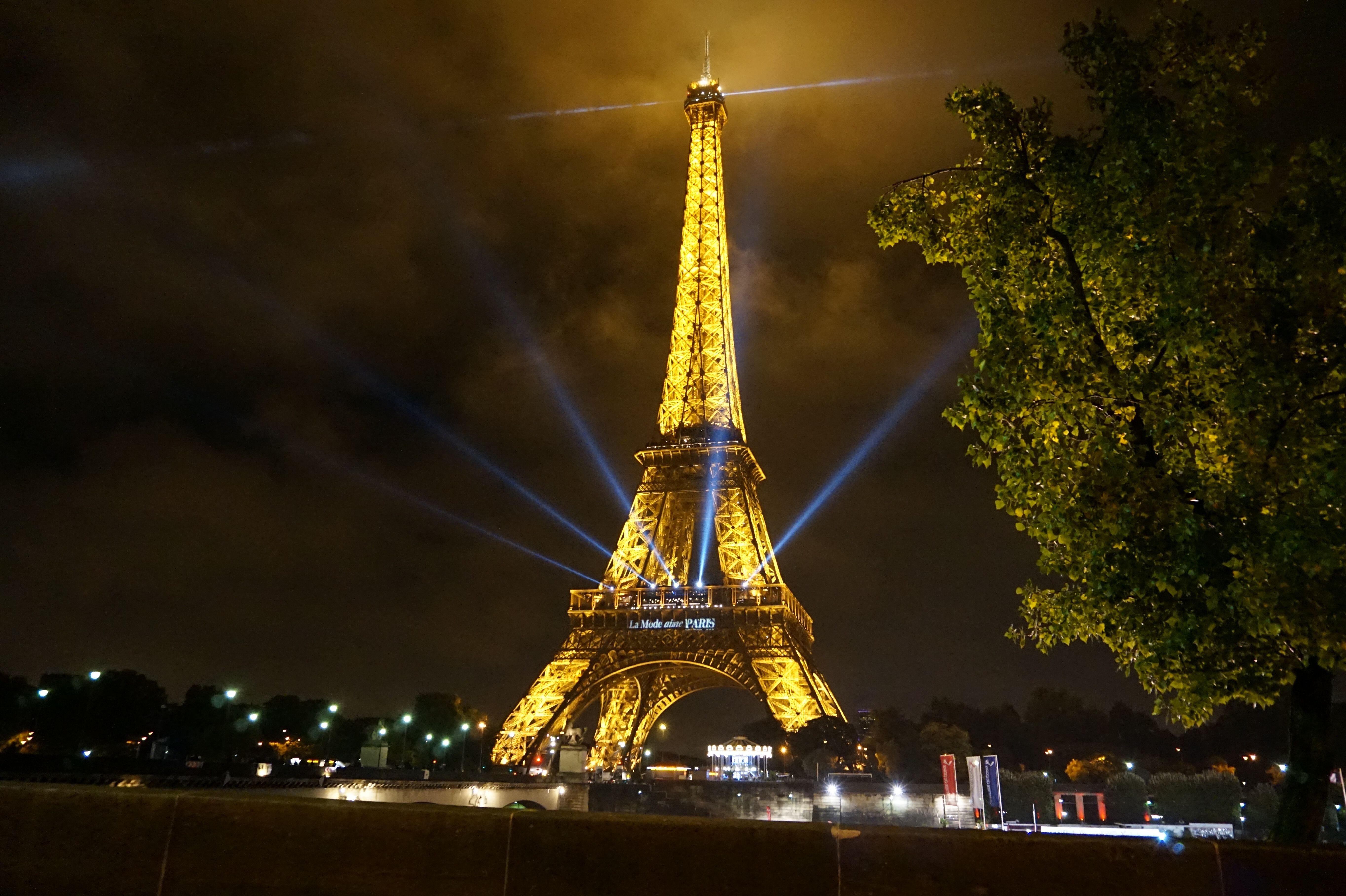 Эйфелева башня ночью (60 фото)