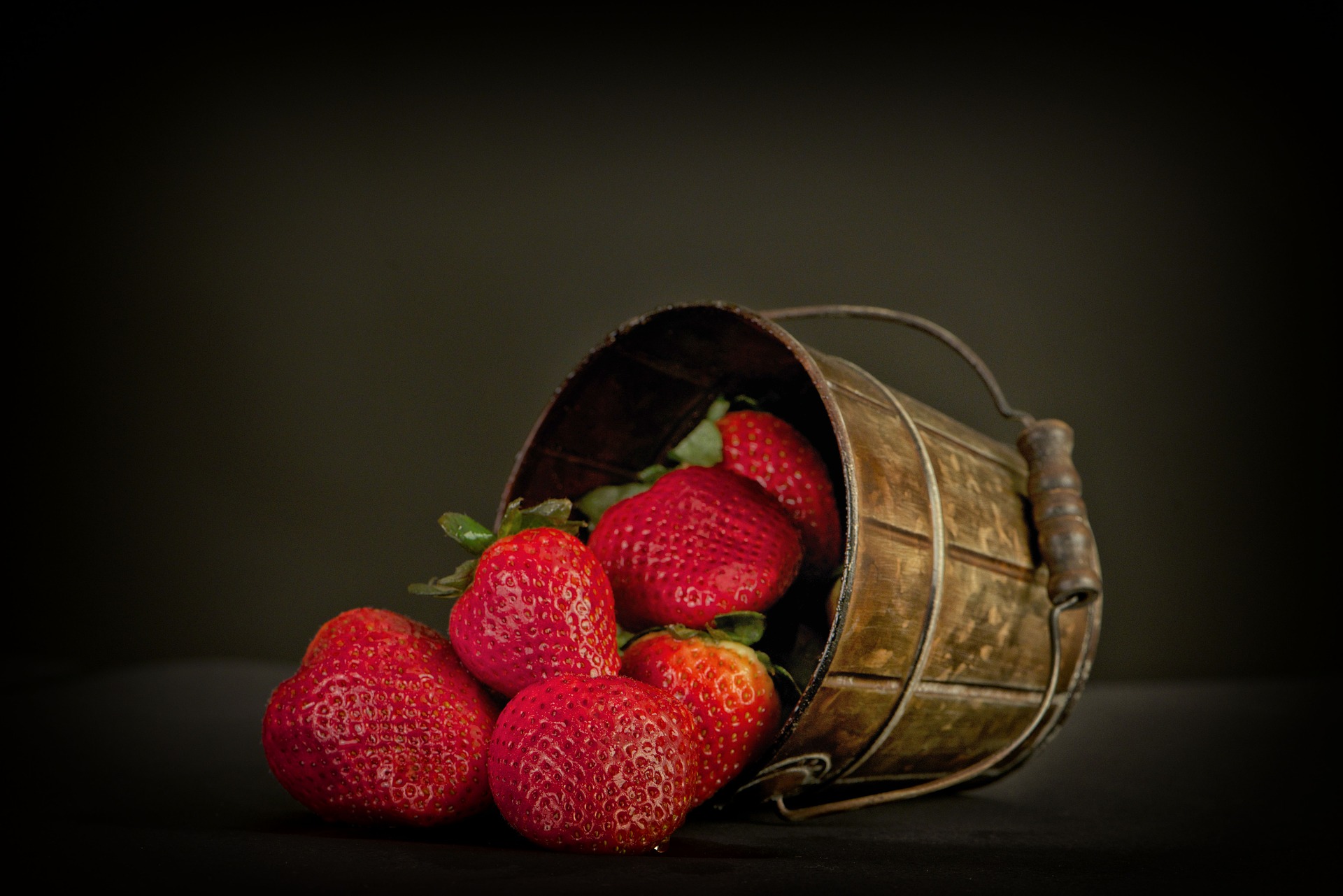 Обои клубника, темный фон, ягоды, натюрморт, ведерко, strawberry, the dark background, berries, still life, bucket разрешение 1920x1281 Загрузить