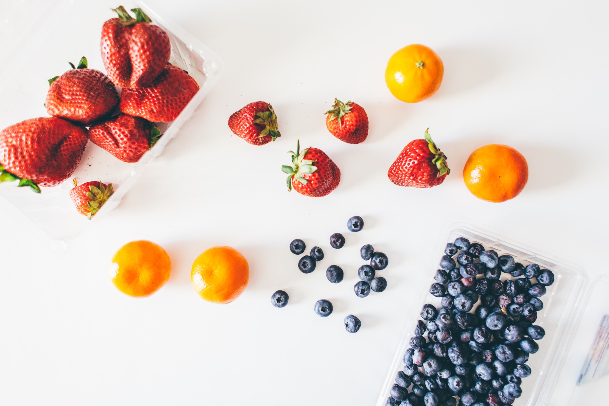 Обои фрукты, клубника, ягоды, черника, мандарины, fruit, strawberry, berries, blueberries, tangerines разрешение 1950x1300 Загрузить