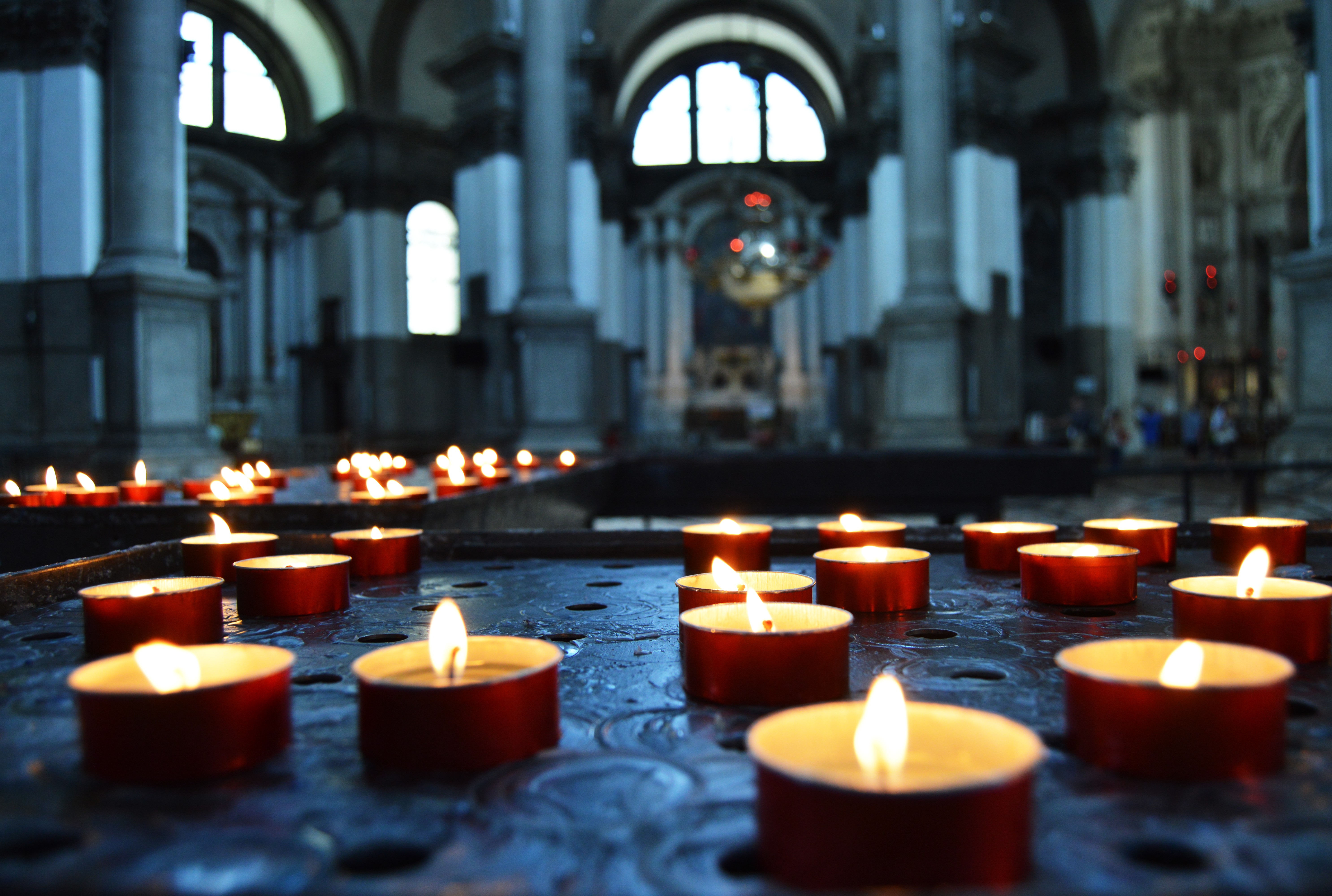 Свечи в католическом храме