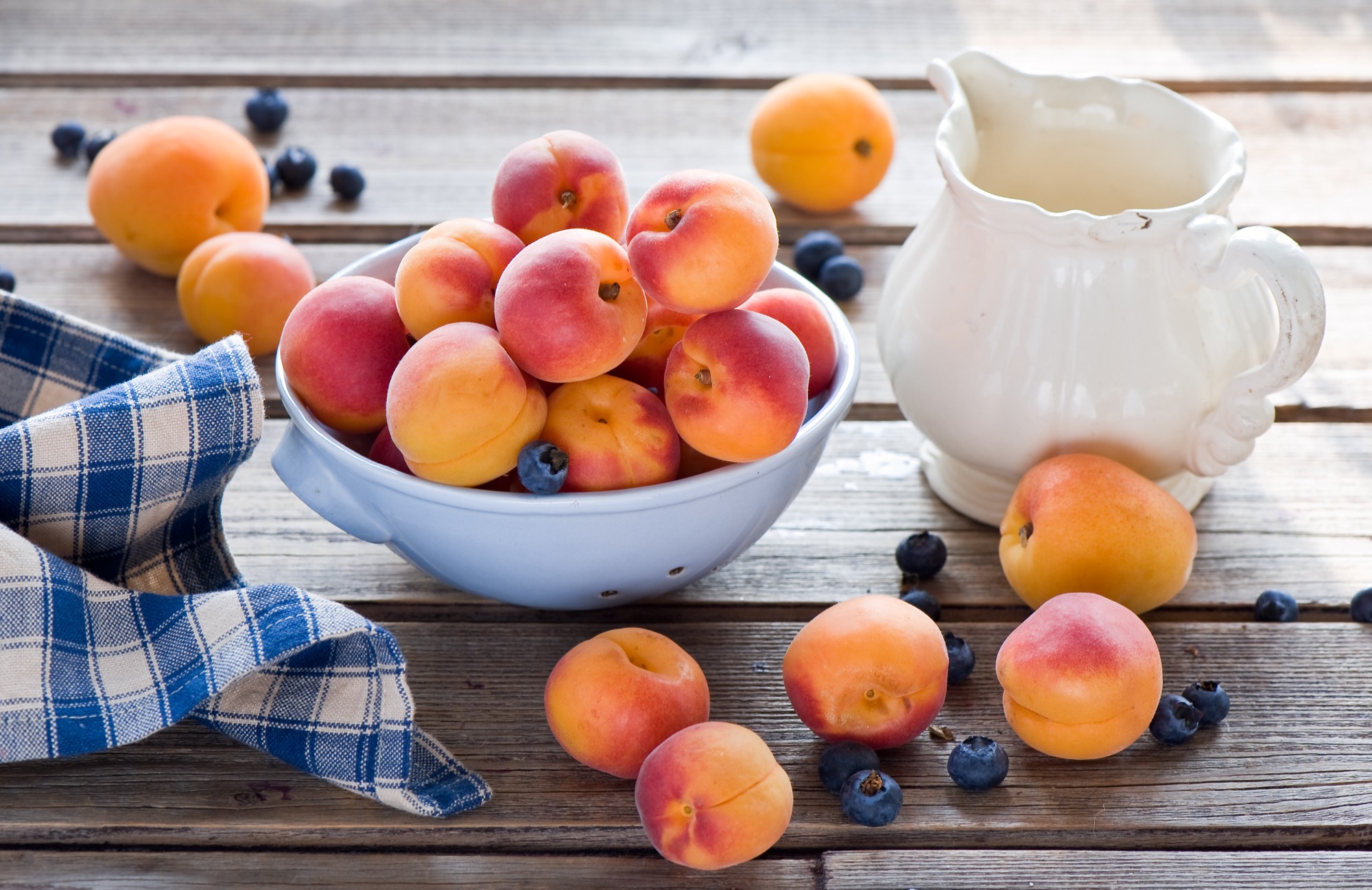 Фрукты персики абрикосы сливы в тарелке бесплатно