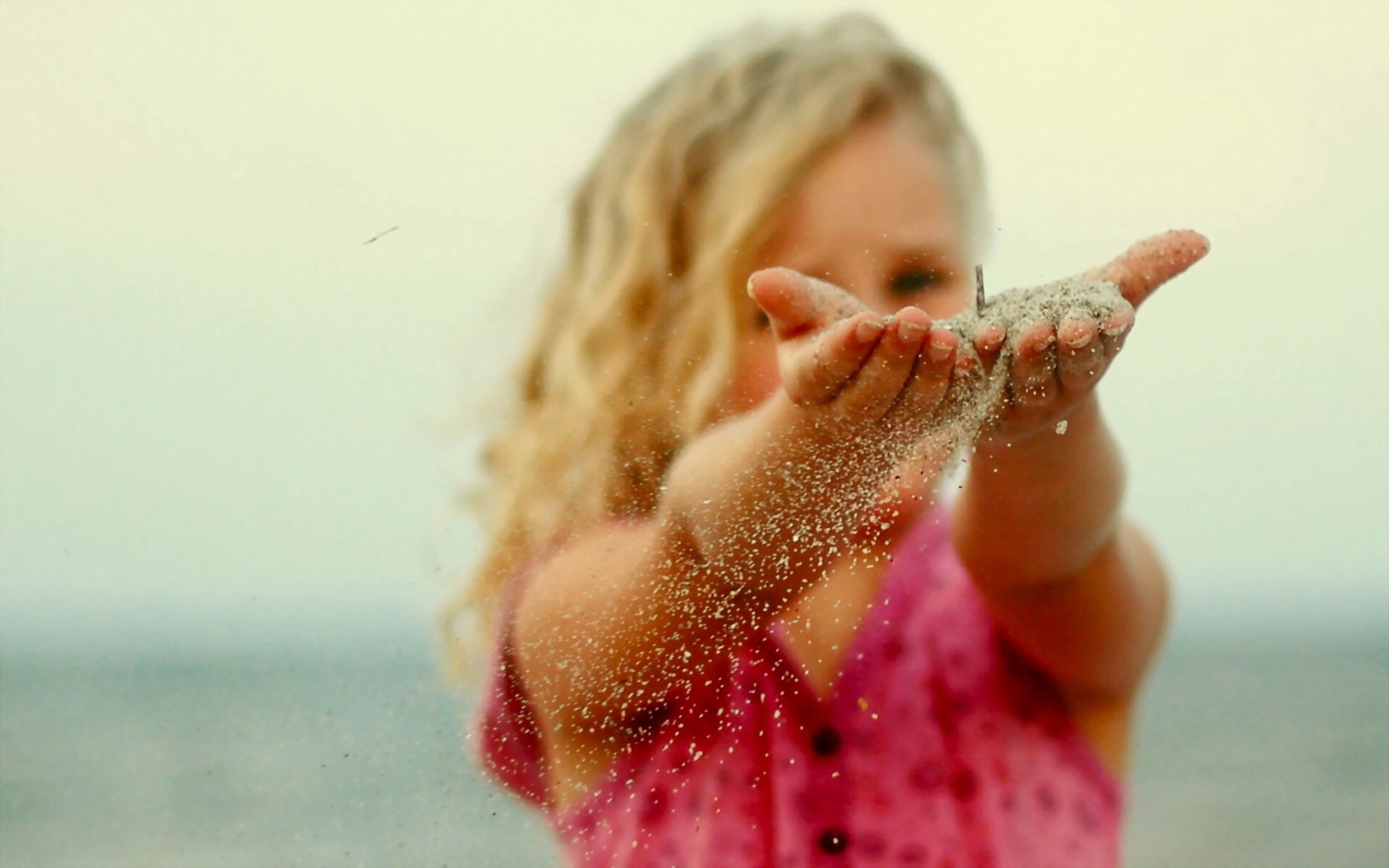 Песня радость к нам приходит. Счастье в ладошках. Девушка на песке. Девушка с песком в руках. Девочка с ладошками.