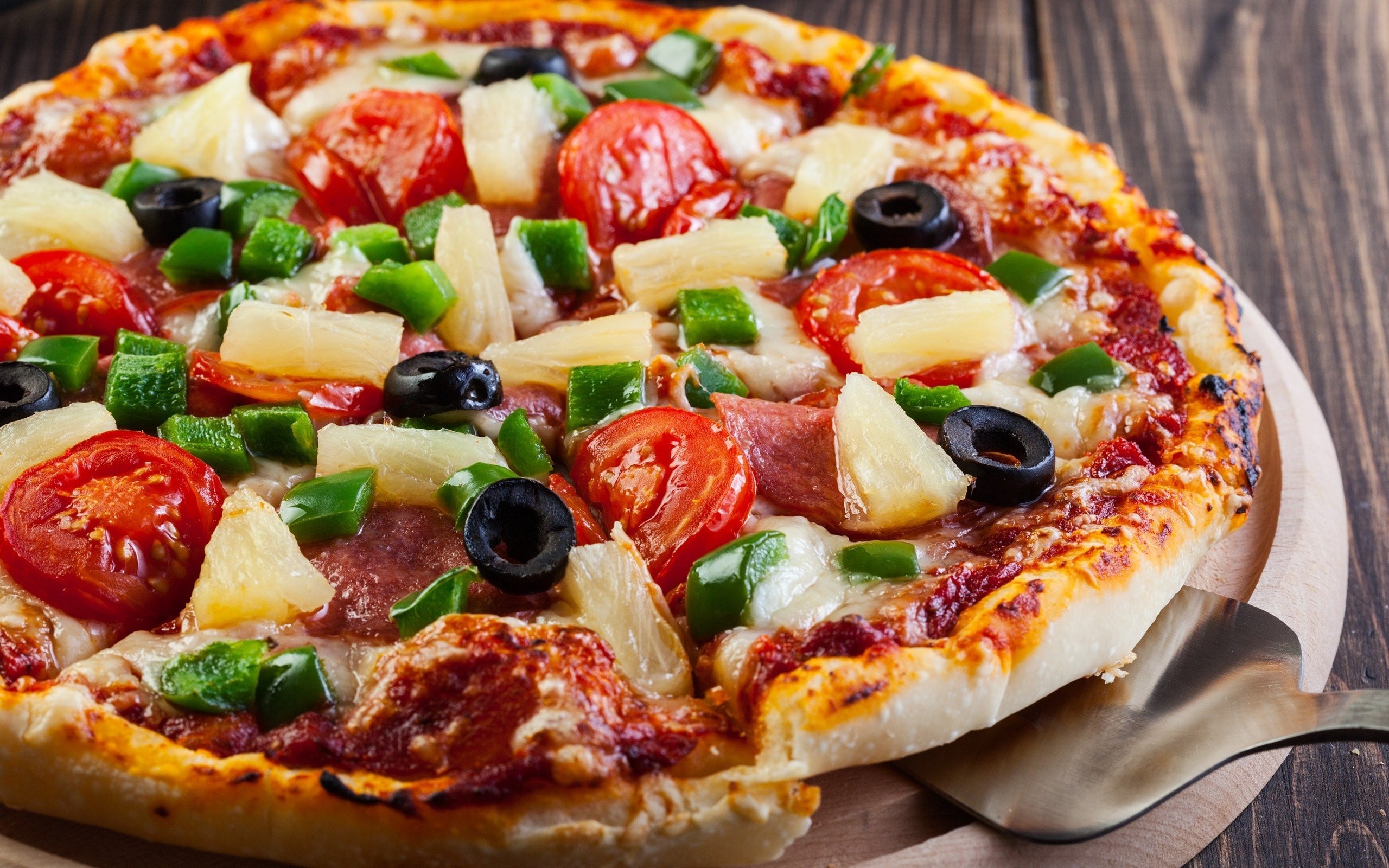 Обои сыр, помидоры, пицца, маслины, ананасы, cheese, tomatoes, pizza, olives, pineapples разрешение 2560x1600 Загрузить