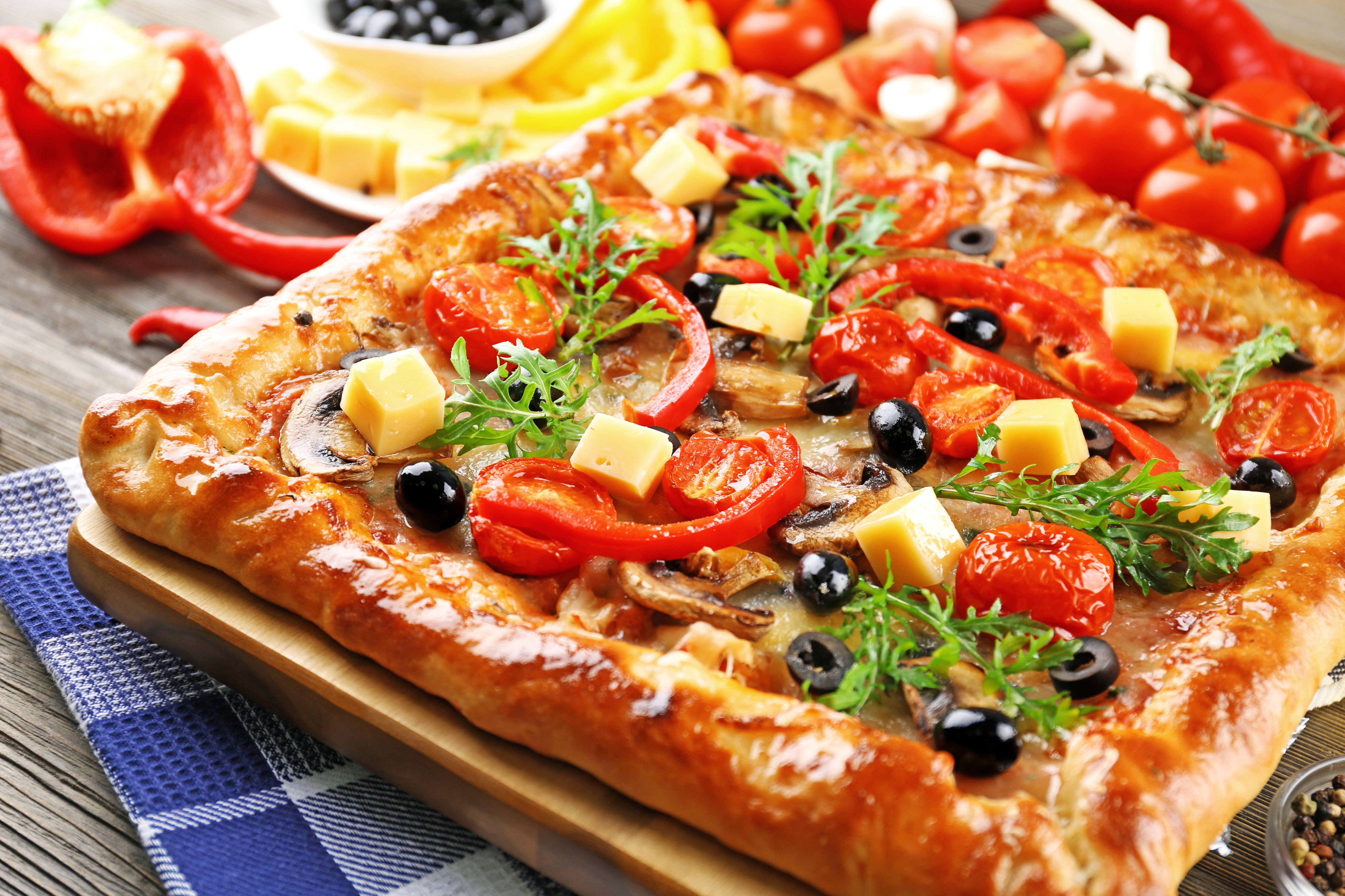 Обои сыр, выпечка, помидоры, пицца, начинка, маслины, cheese, cakes, tomatoes, pizza, filling, olives разрешение 5760x3840 Загрузить