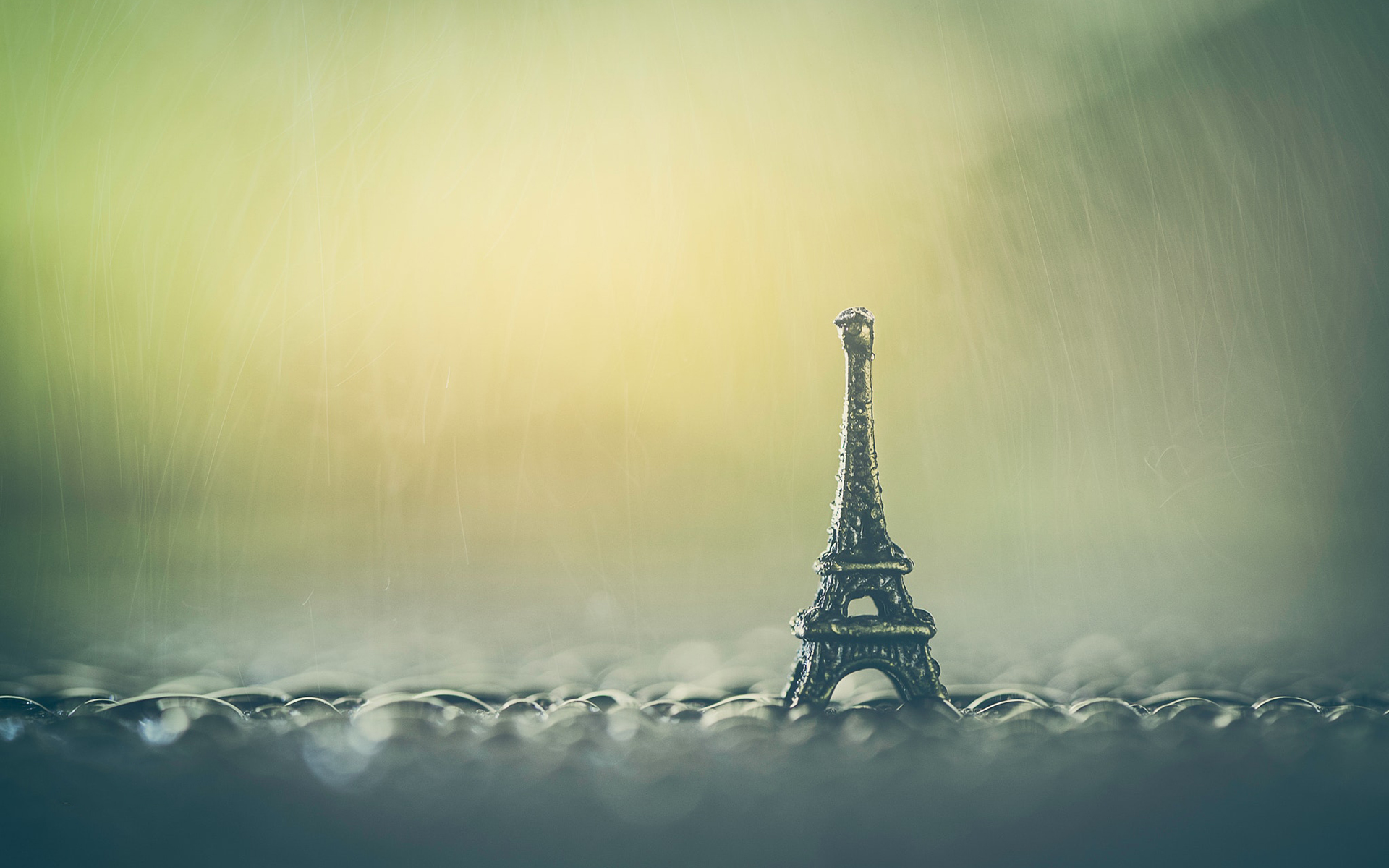 Обои капли, дождь, эйфелева башня, сувенир, rosana, drops, rain, eiffel tower, souvenir разрешение 1920x1200 Загрузить